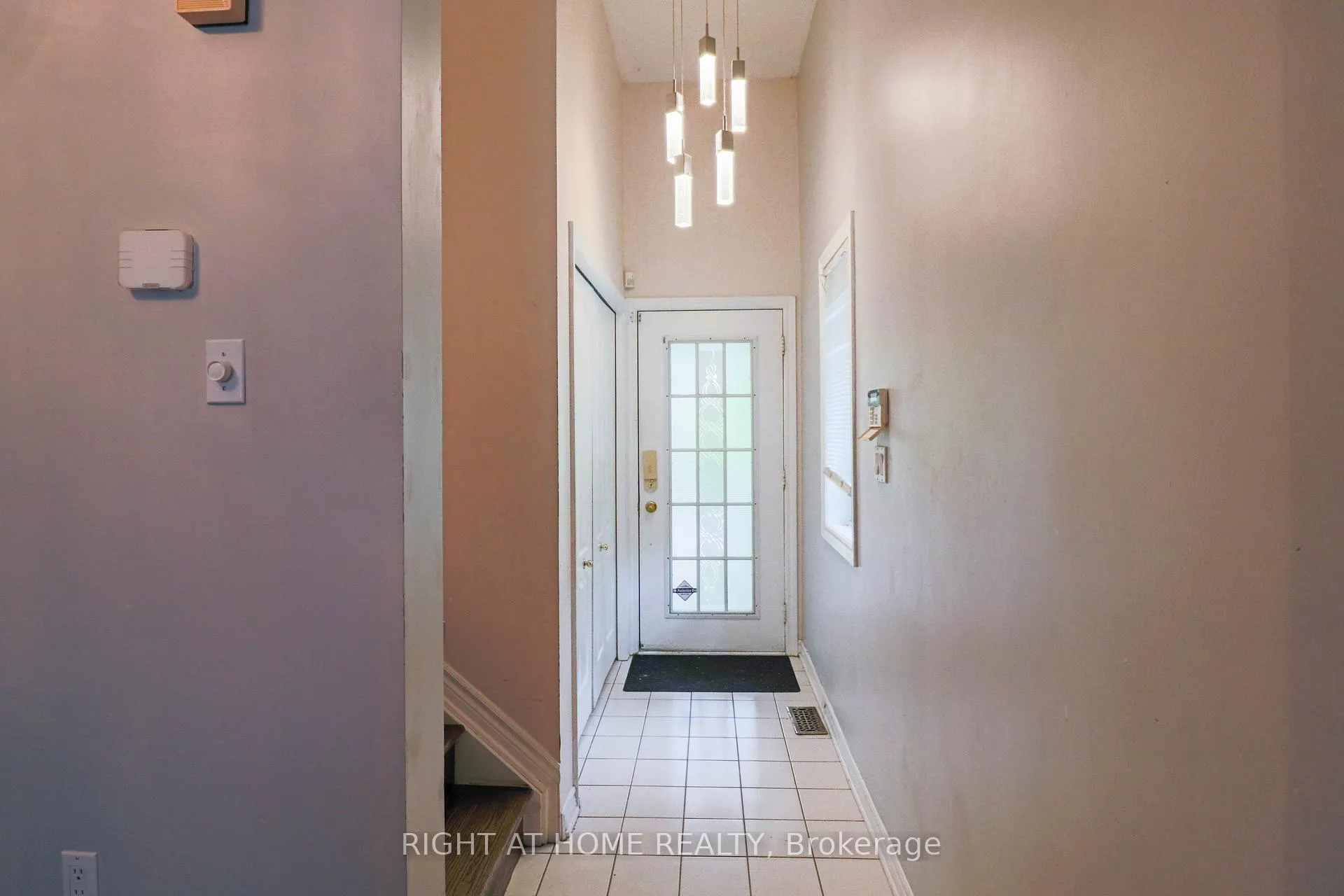Photo 3 of 1901 Hampstead Place, Ottawa, Ellwood — HOMEH