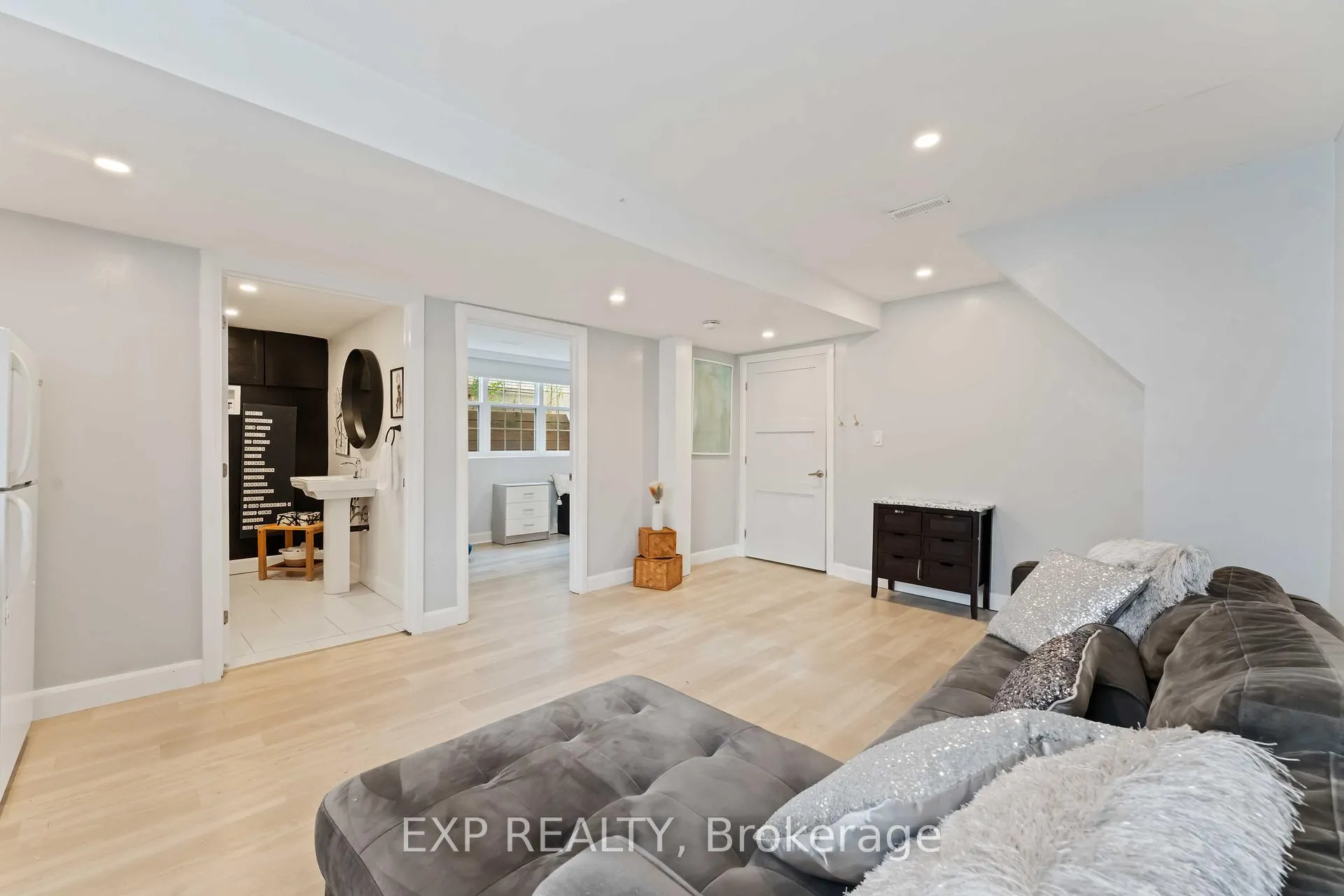 Photo 7 of Unit B, 1223 Kitchener Avenue, Ottawa, Ellwood — HOMEH