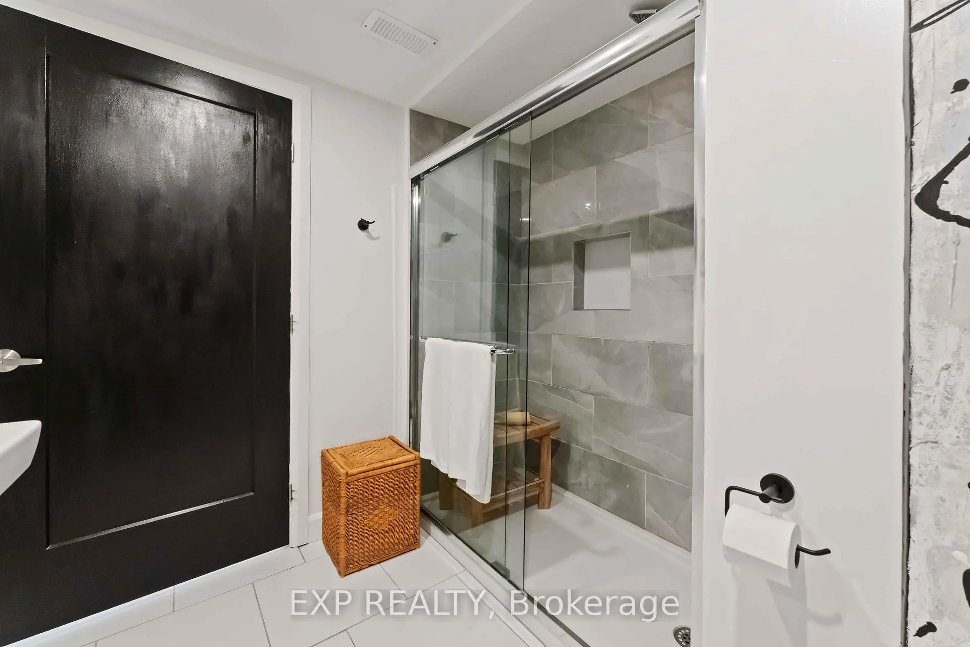 Photo 11 of Unit B, 1223 Kitchener Avenue, Ottawa, Ellwood — HOMEH