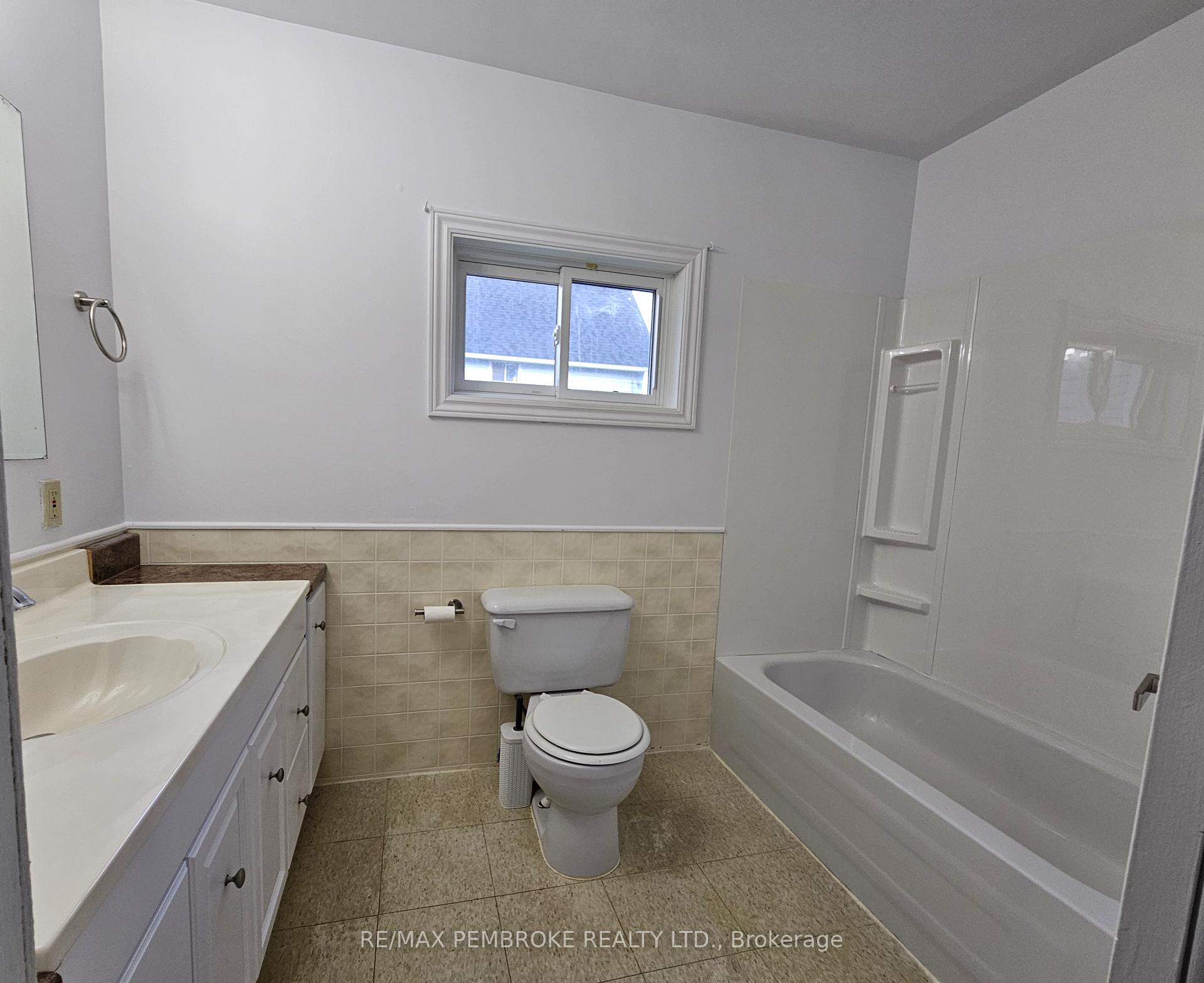 Photo 11 of 618 Elgin Street, Laurentian Valley — HOMEH