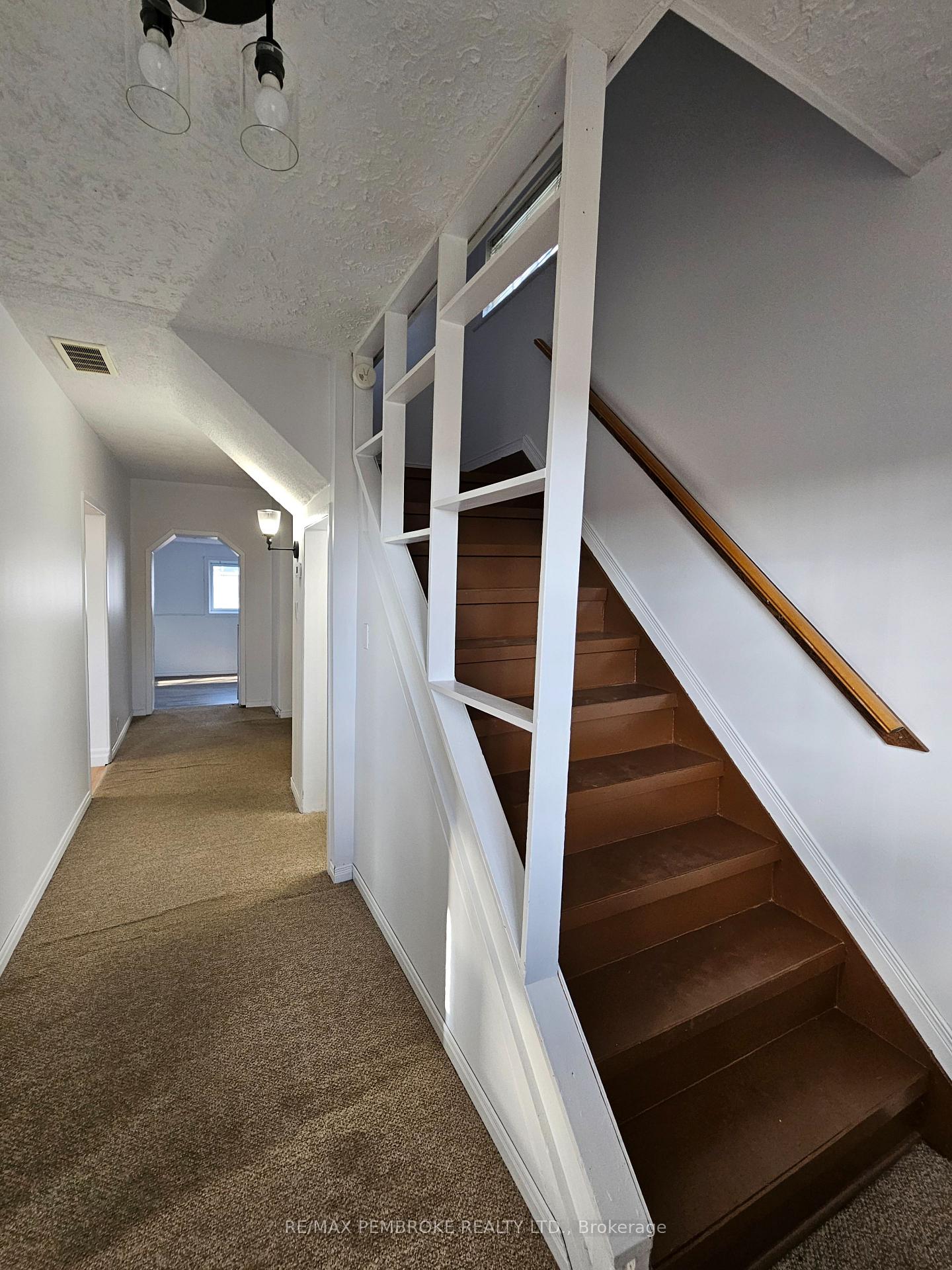 Photo 19 of 618 Elgin Street, Laurentian Valley — HOMEH