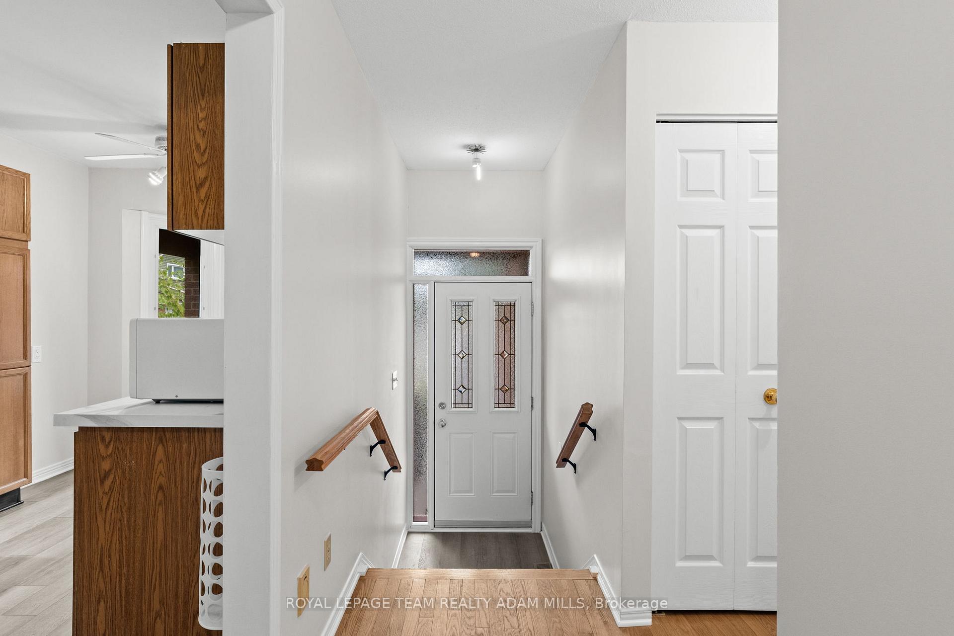 Photo 4 of 22 Fireside Crescent, Ottawa, Hunt Club Park/Greenboro — HOMEH