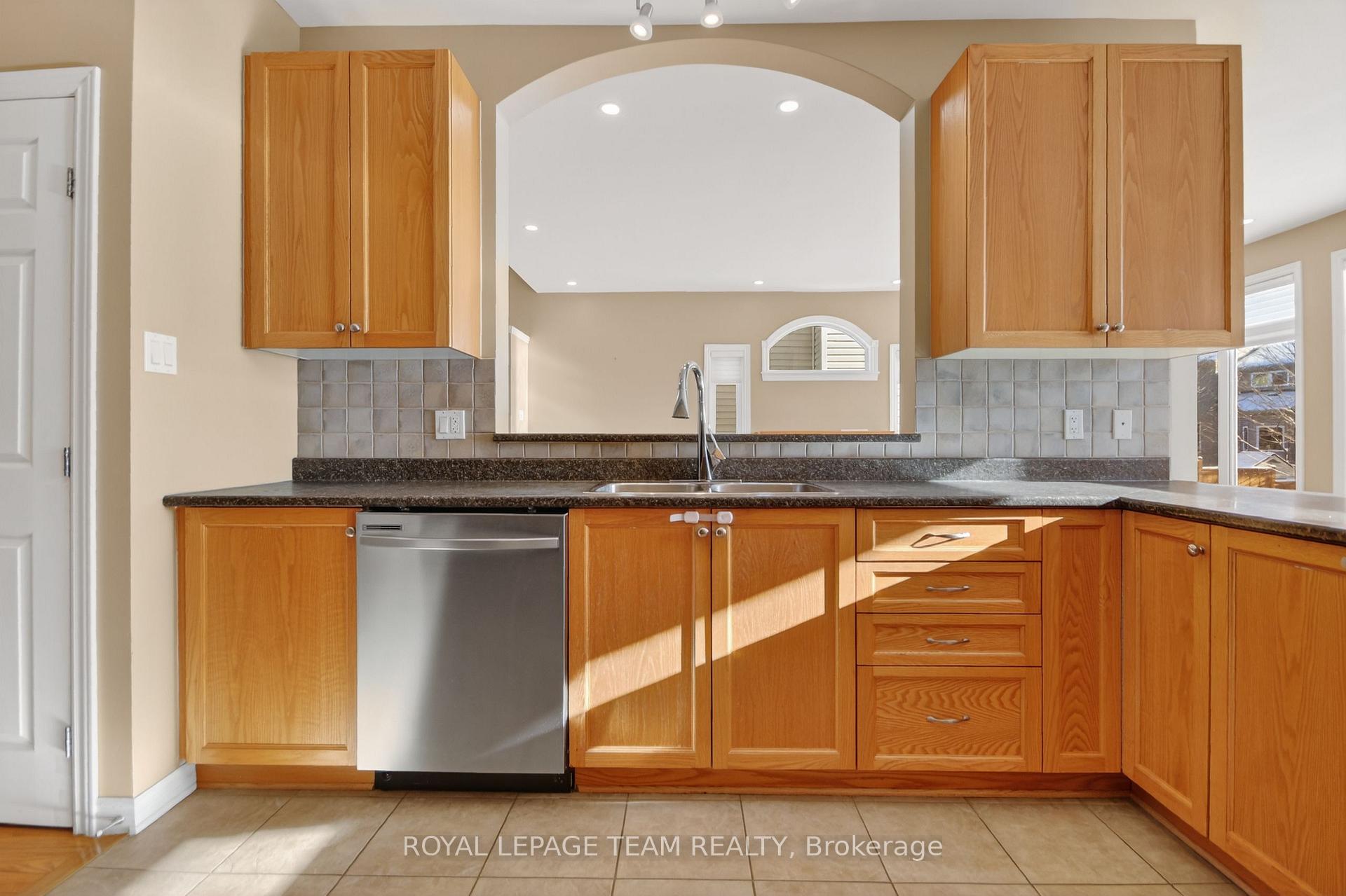 Photo 15 of 59 Polo Lane, Ottawa, Kanata - Emerald Meadows/Trailwest — HOMEH