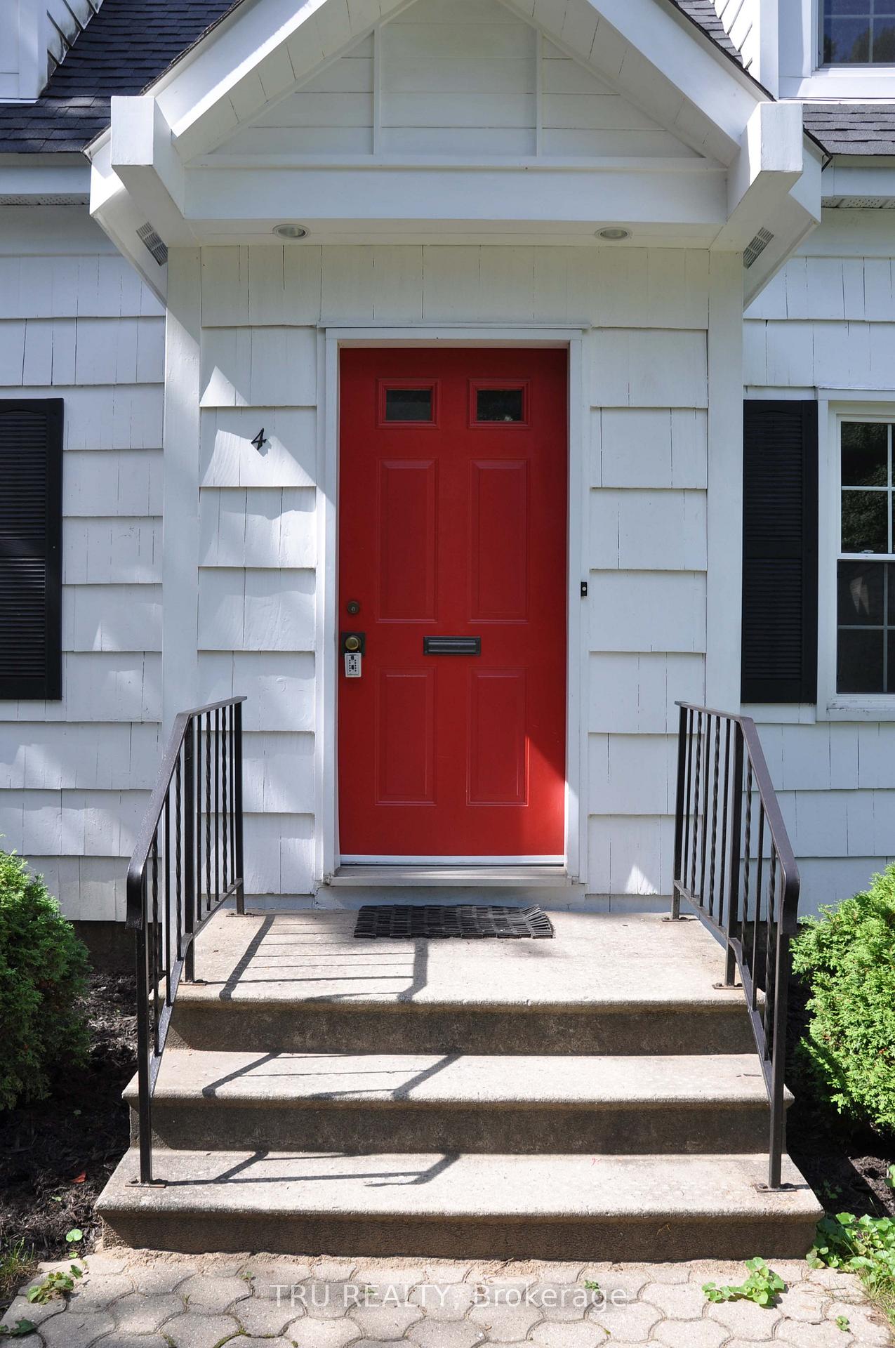 Photo 2 of 4 Braemar Street, Ottawa, Manor Park — HOMEH