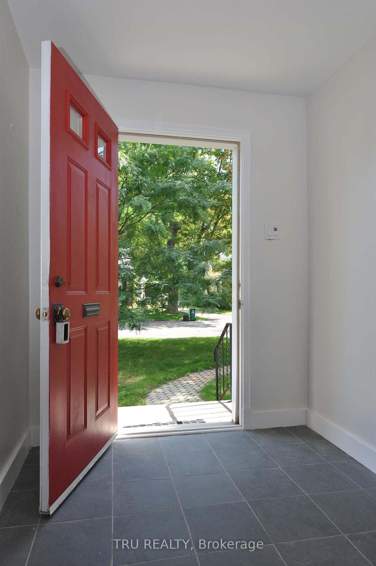 Photo 3 of 4 Braemar Street, Ottawa, Manor Park — HOMEH
