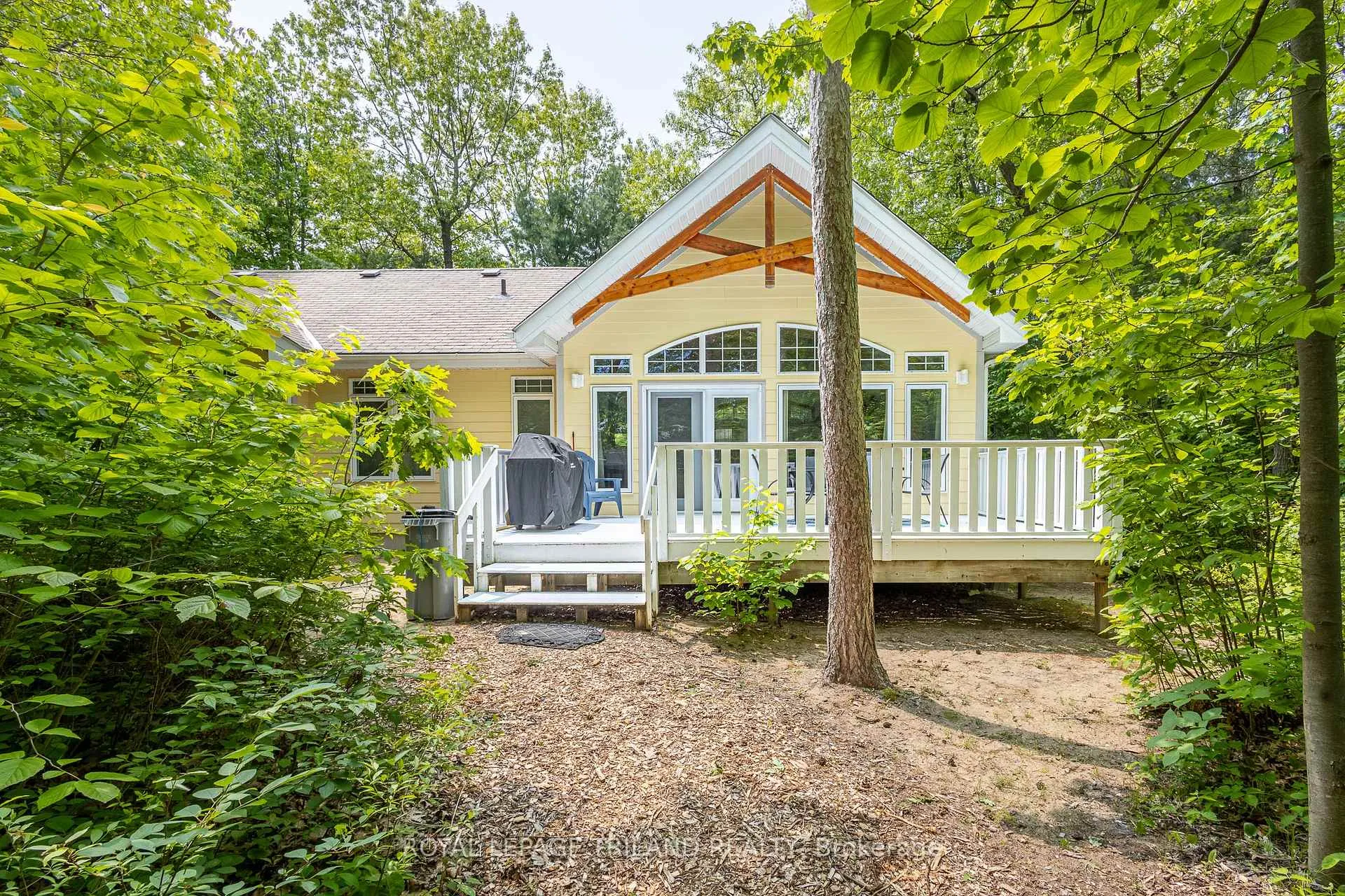 Photo 2 of 10059 Jennison Crescent, Lambton Shores, Grand Bend — HOMEH