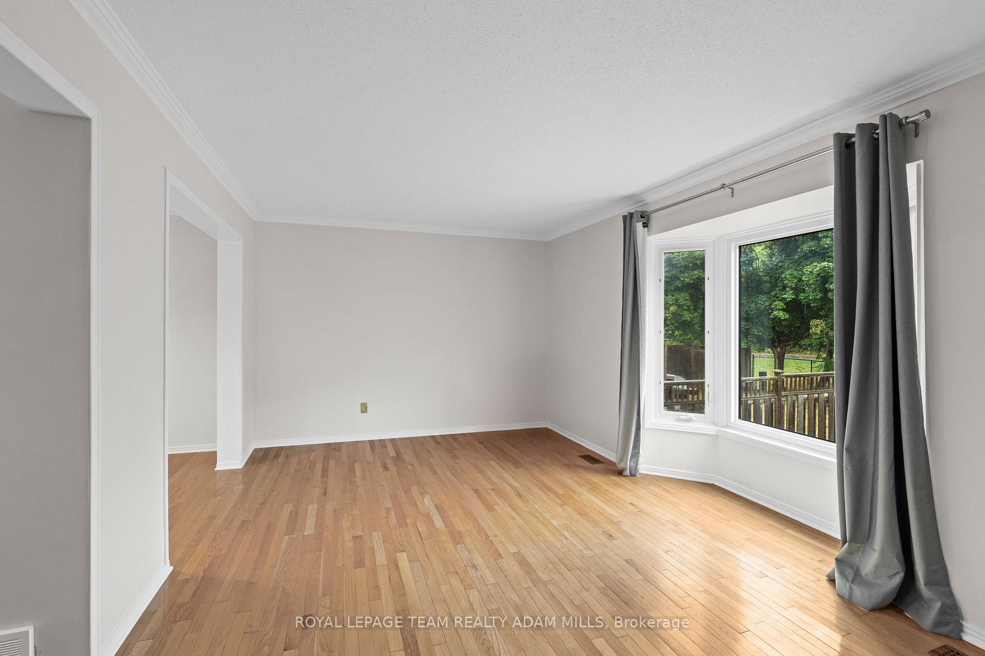 Photo 15 of 22 Fireside Crescent, Ottawa, Hunt Club Park/Greenboro — HOMEH