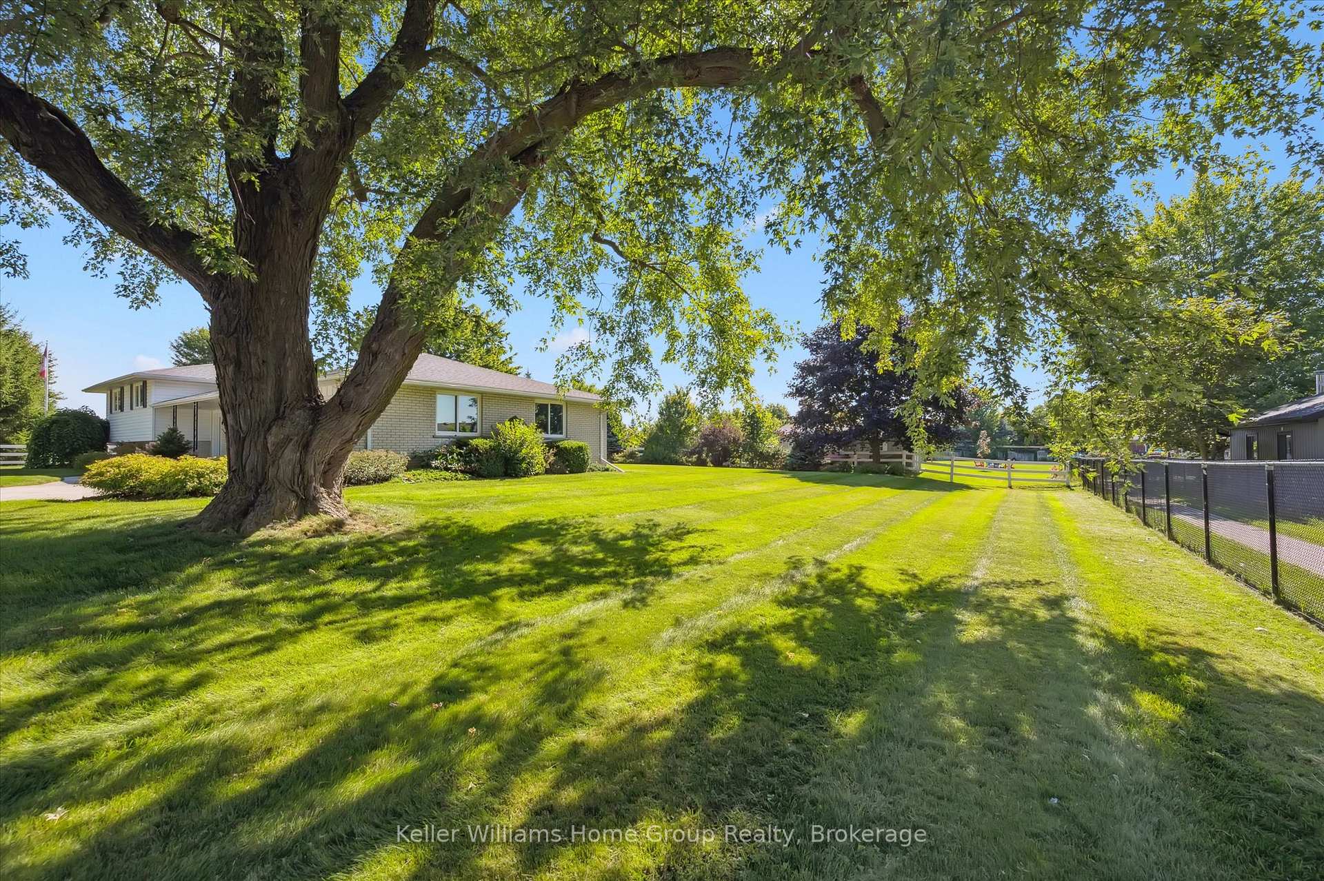 Photo 39 of 27 Peel Street E, Mapleton, Rural Mapleton — HOMEH