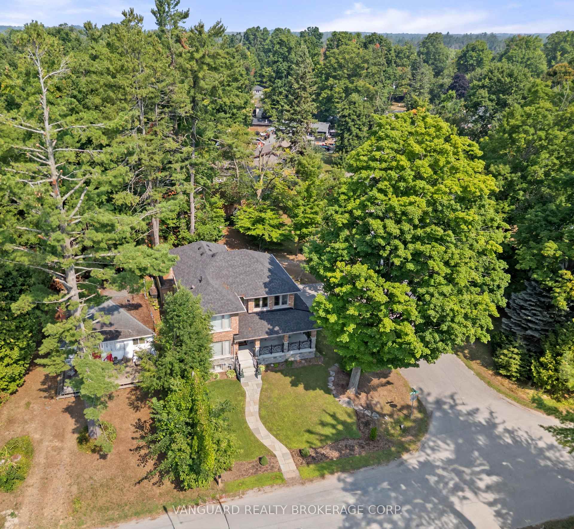 Photo 3 of 724 Lakelands Avenue, Innisfil, Alcona — HOMEH