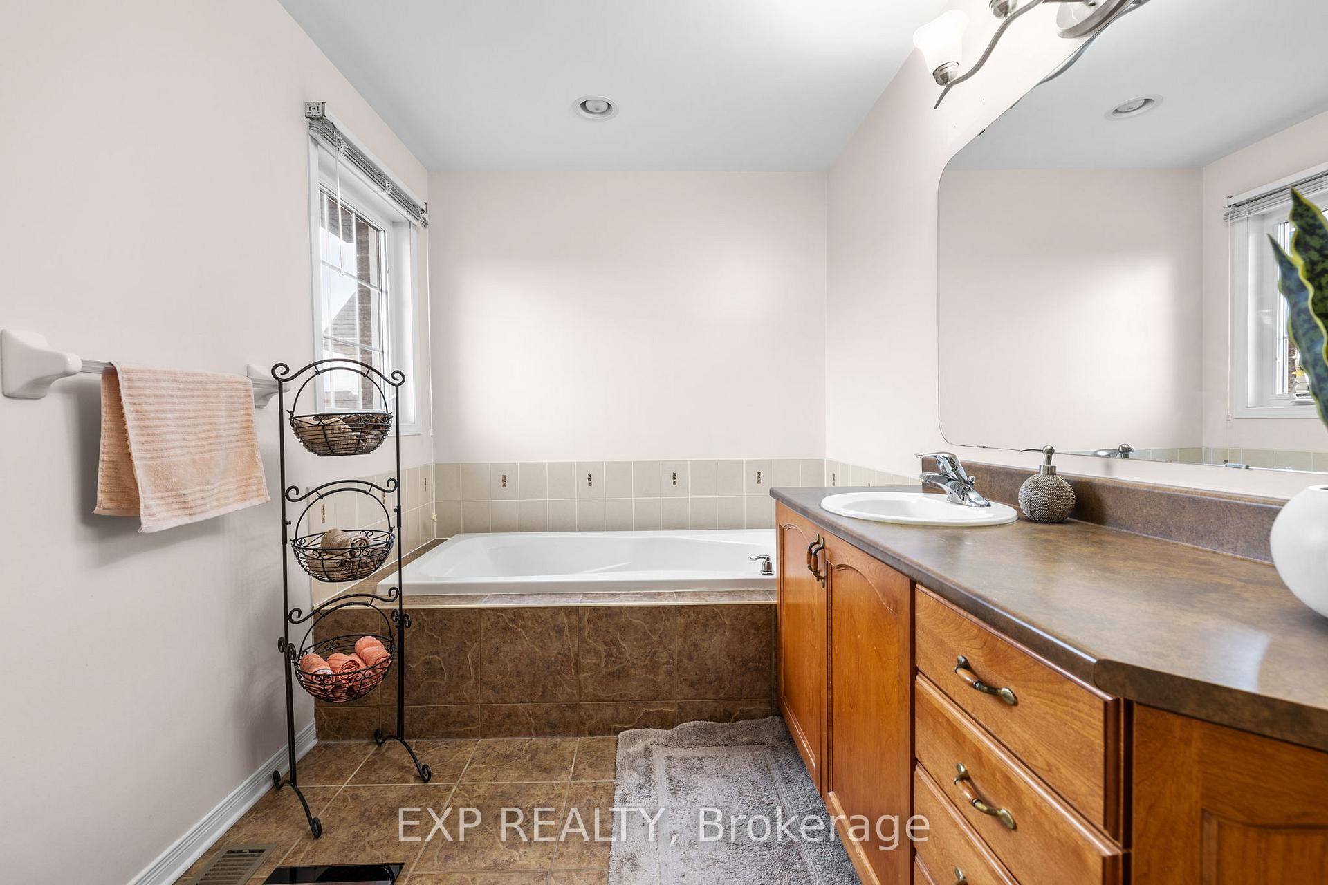Photo 16 of 336 Wisteria Crescent, Ottawa, Hunt Club — HOMEH