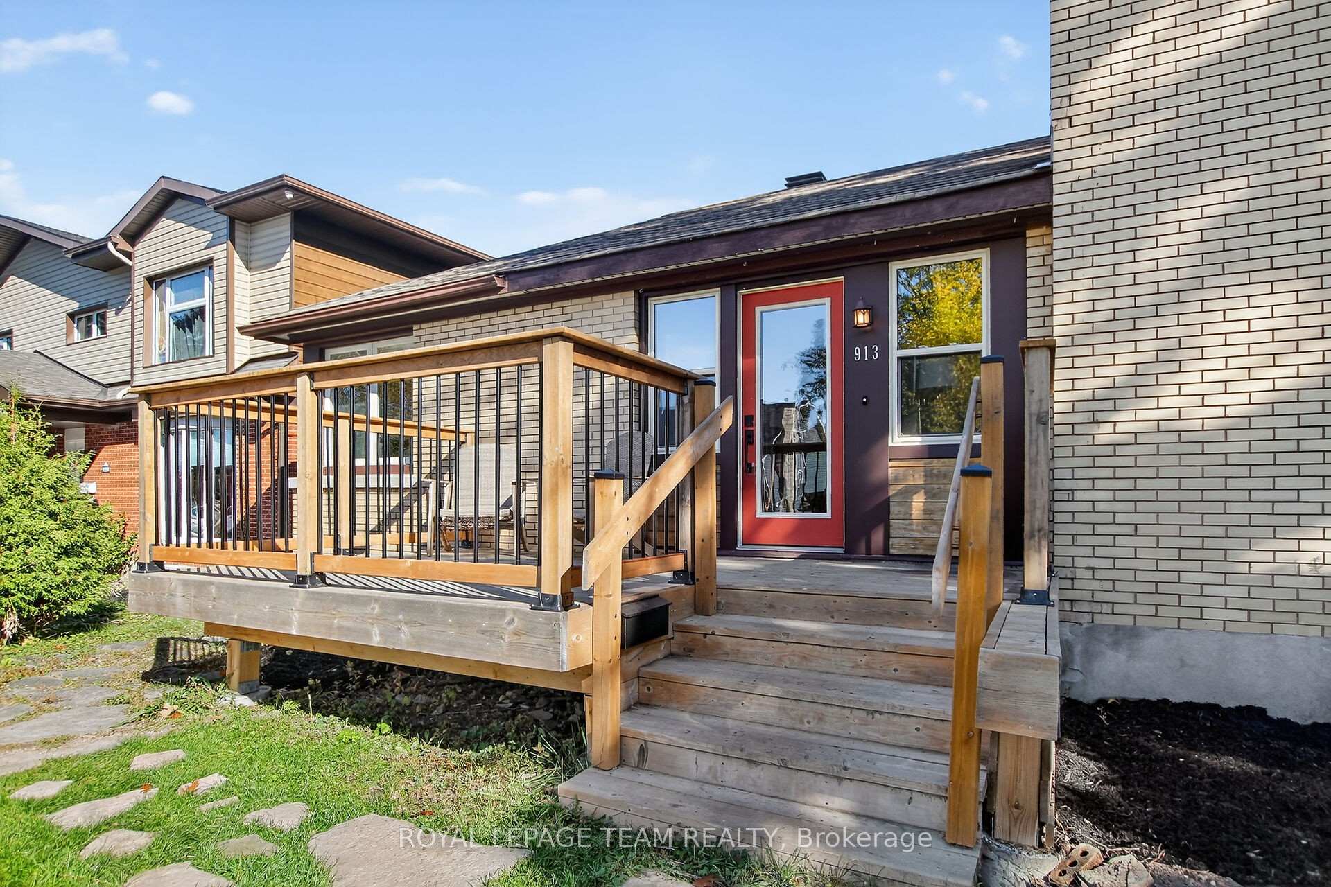 Photo 2 of 913 Rex Avenue, Ottawa, McKellar Heights — HOMEH