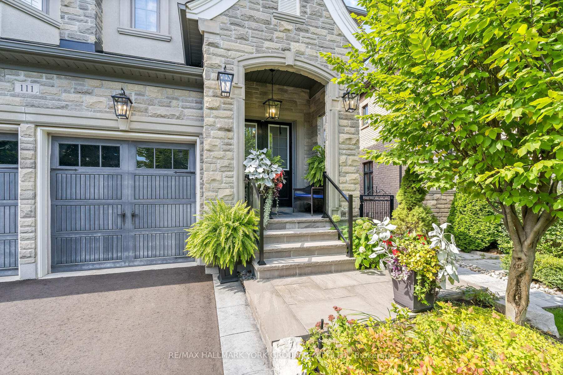 Photo 4 of 111 Robert Berry Crescent, King, King City — HOMEH