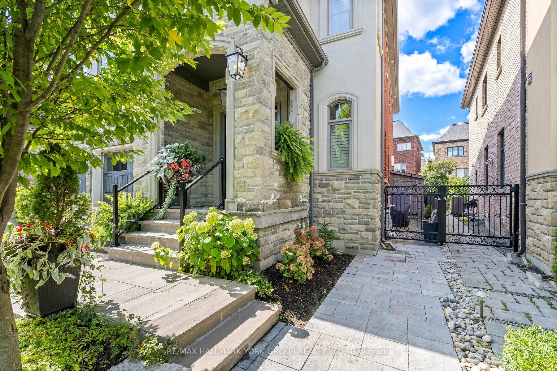 Photo 5 of 111 Robert Berry Crescent, King, King City — HOMEH