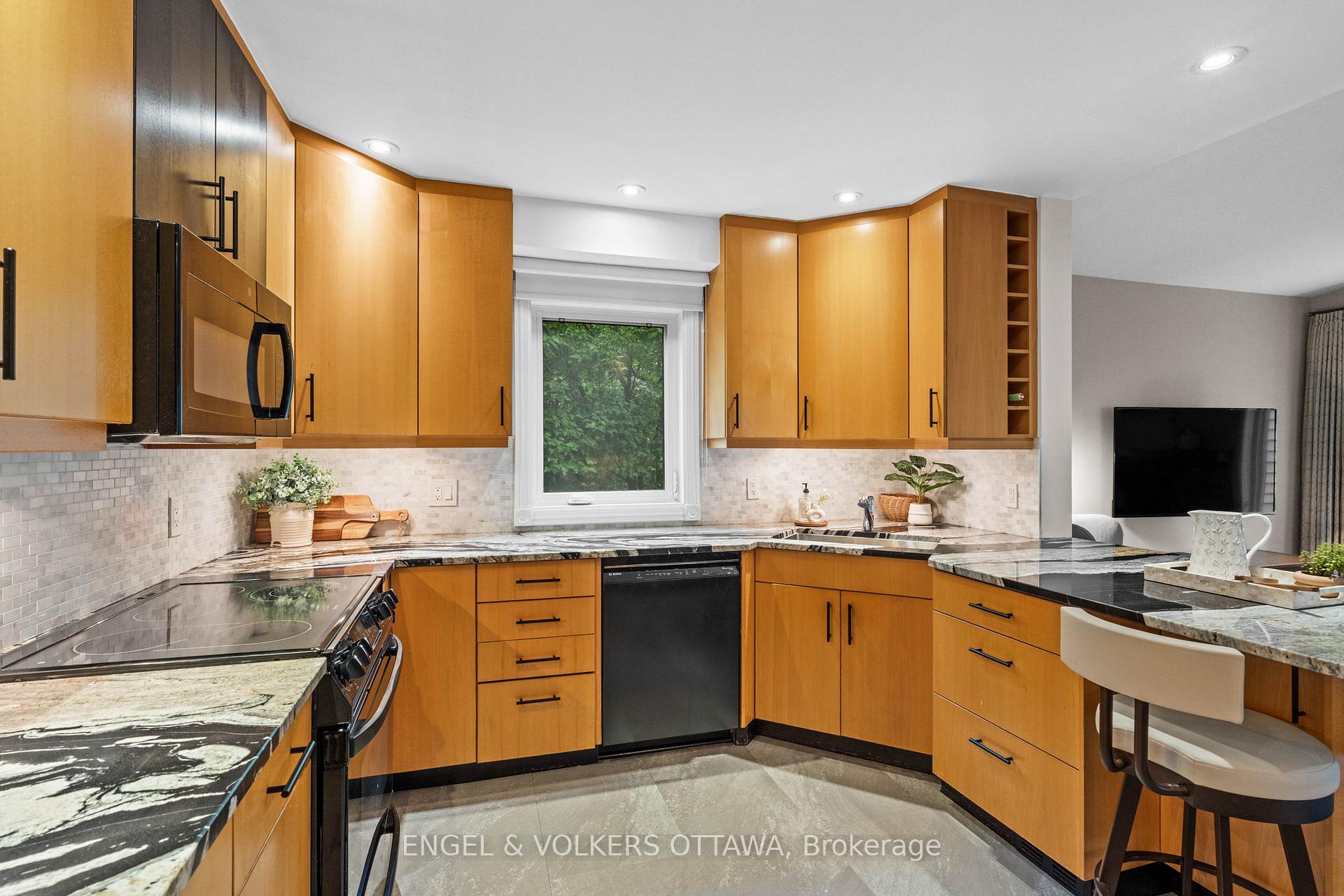 Photo 8 of 12 Hackett Street, Ottawa, Hunt Club Woods — HOMEH