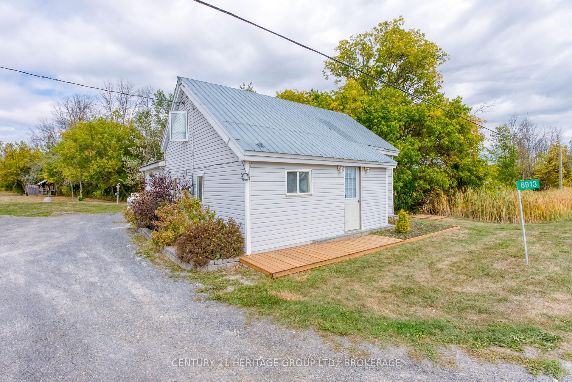 Photo 4 of 6913 County 2 Road, Loyalist, Lennox and Addington - South — HOMEH