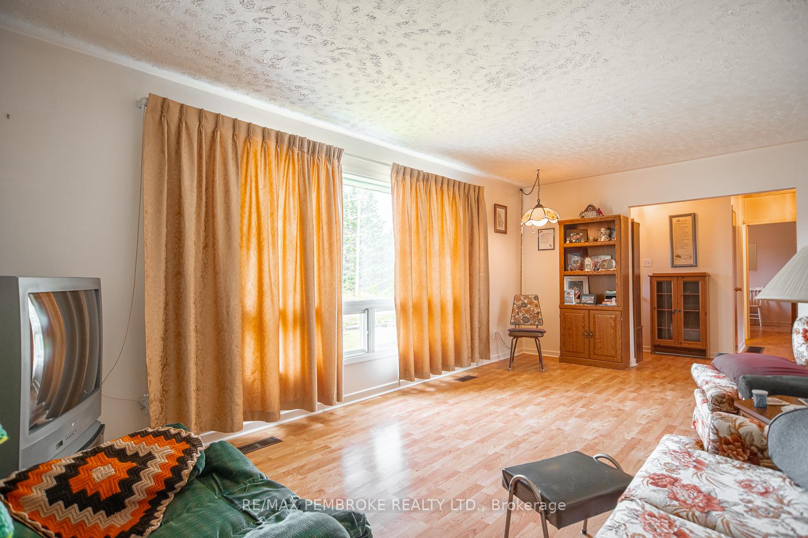 Photo 10 of 187 Sandy Beach Road, Laurentian Valley — HOMEH