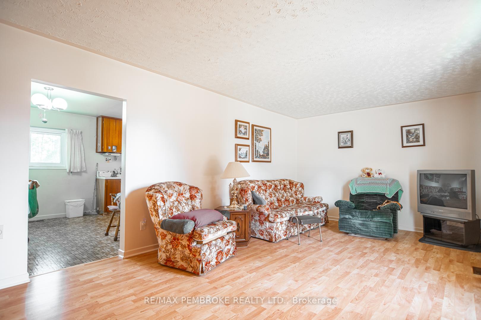 Photo 11 of 187 Sandy Beach Road, Laurentian Valley — HOMEH