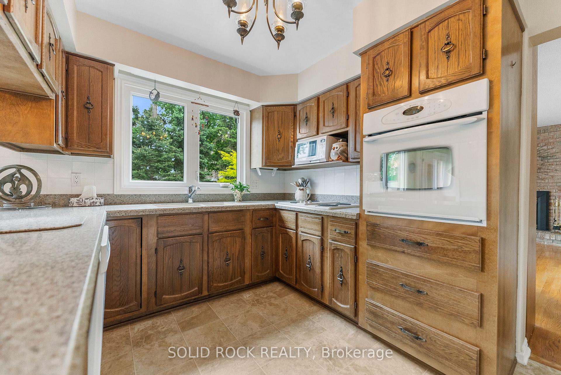 Photo 13 of 18 Royal Hunt Court, Ottawa, Hunt Club — HOMEH