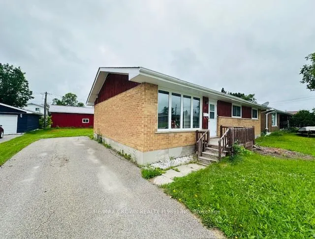Photo 3 of 12 Winnipeg Street, Kapuskasing — HOMEH