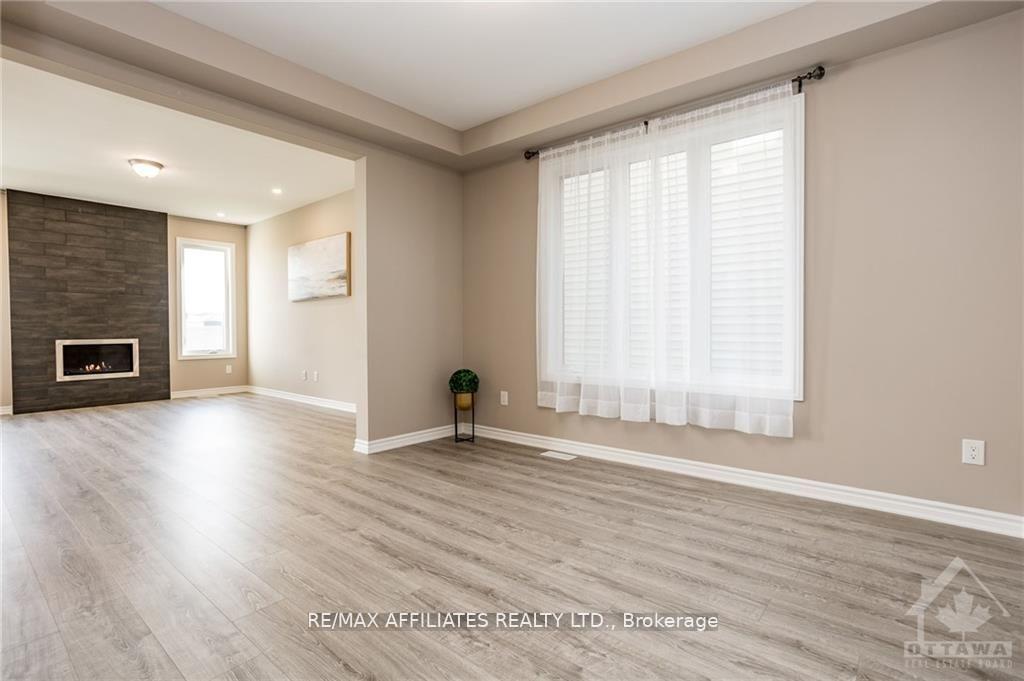 Photo 4 of 226 Cranesbill Road, Ottawa, Kanata - Emerald Meadows/Trailwest — HOMEH