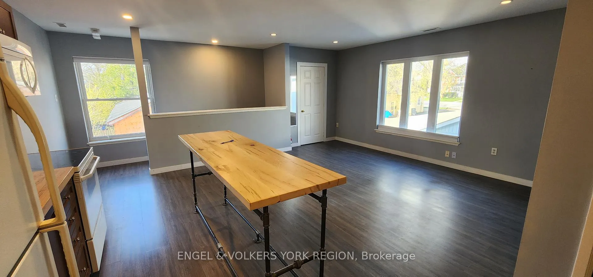 Photo 2 of Unit B, 6 Queen Street, Innisfil, Cookstown — HOMEH