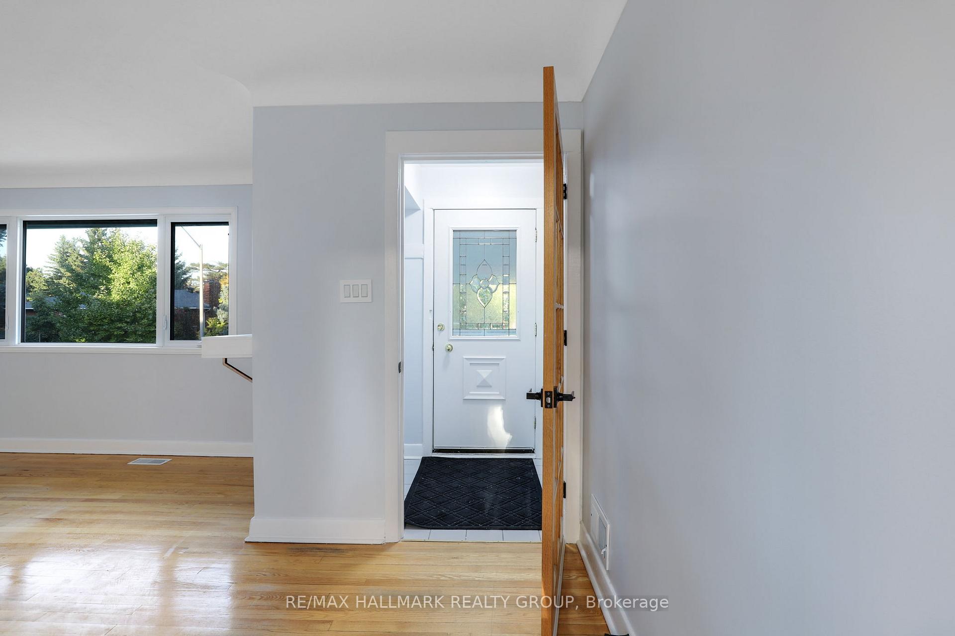 Photo 4 of Unit 1, 874 Rex Avenue, Ottawa, McKellar Heights — HOMEH