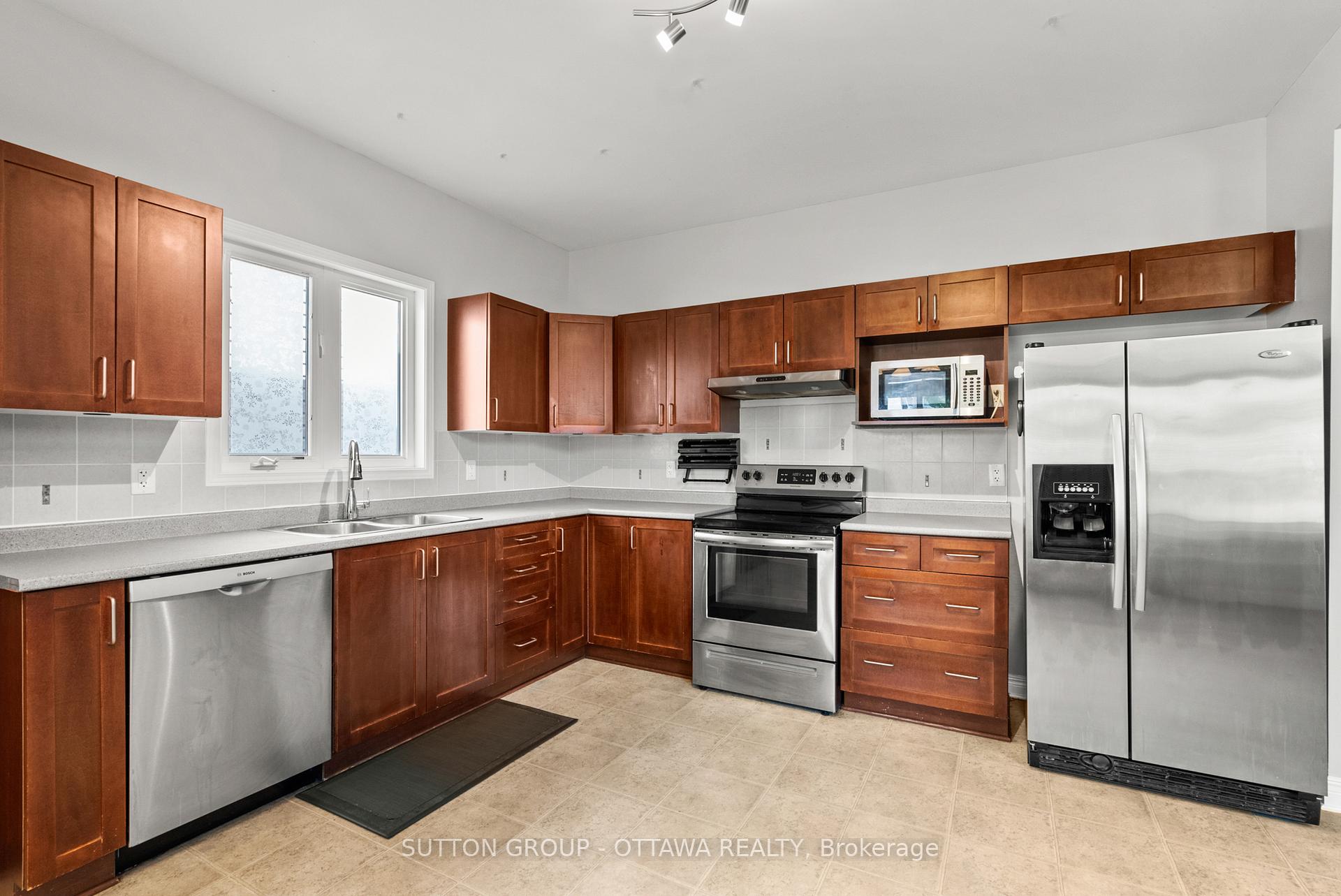Photo 12 of 236 Colbert Crescent, Ottawa, Ridgemont — HOMEH