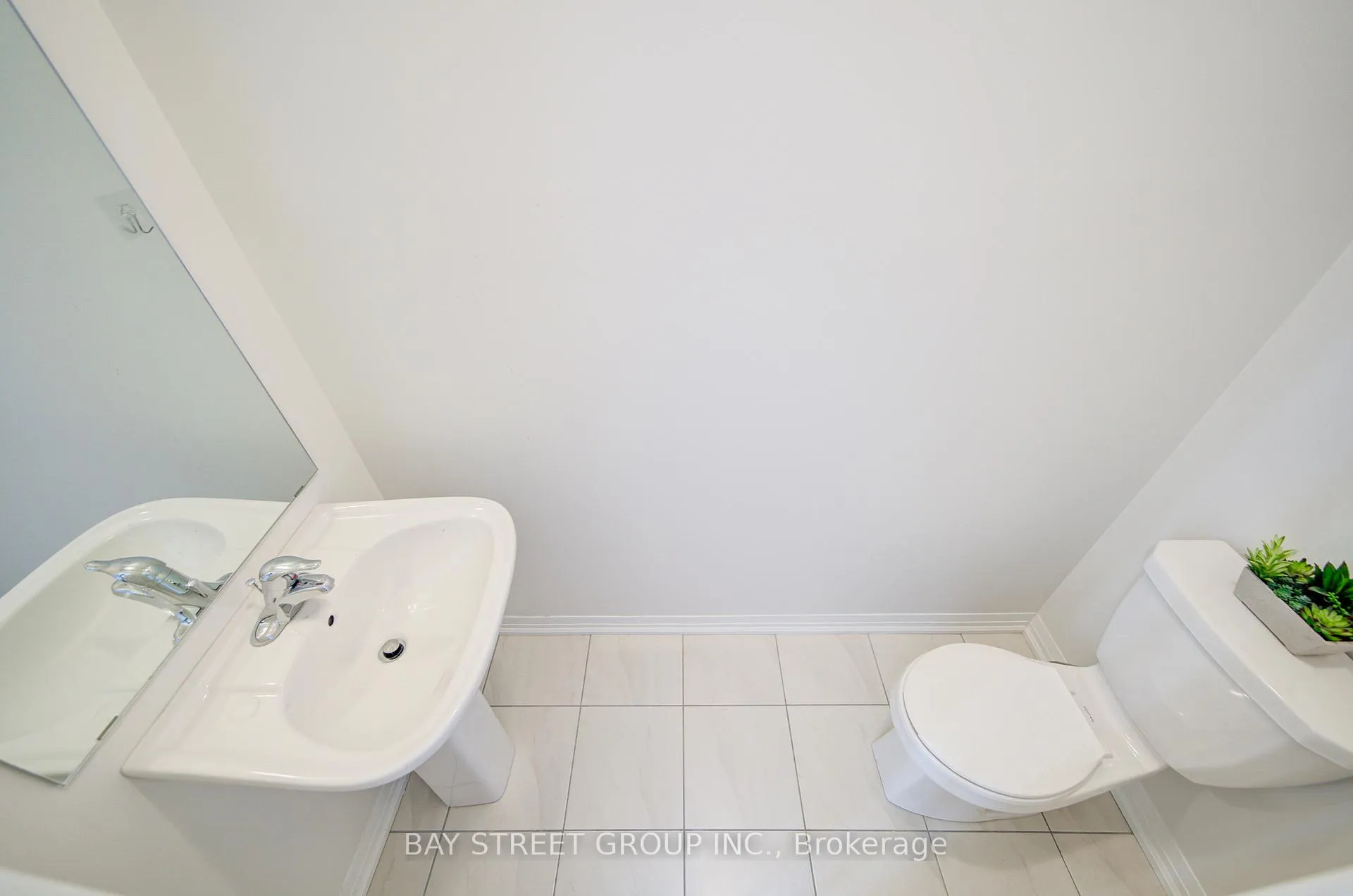 Photo 5 of 28 Sissons Way, Markham, Cedar Grove — HOMEH