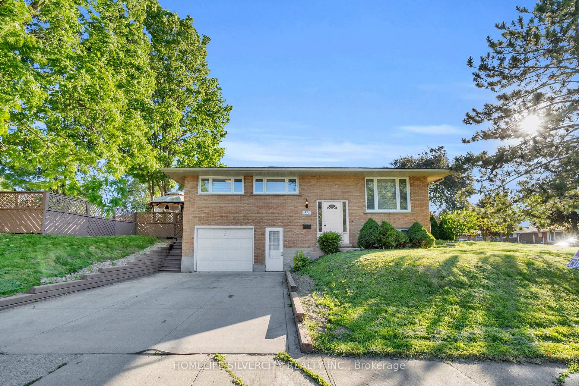 Photo 1 of 33 Sweetbriar Drive, Kitchener, Forest Hill — HOMEH