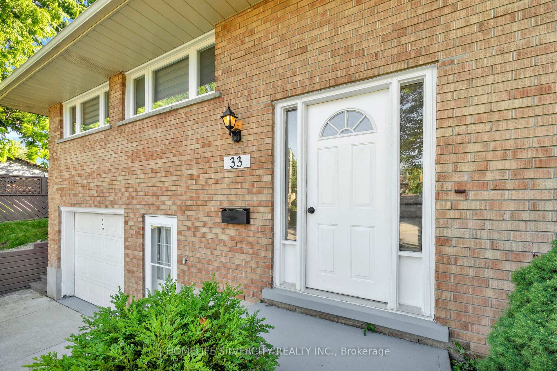 Photo 2 of 33 Sweetbriar Drive, Kitchener, Forest Hill — HOMEH