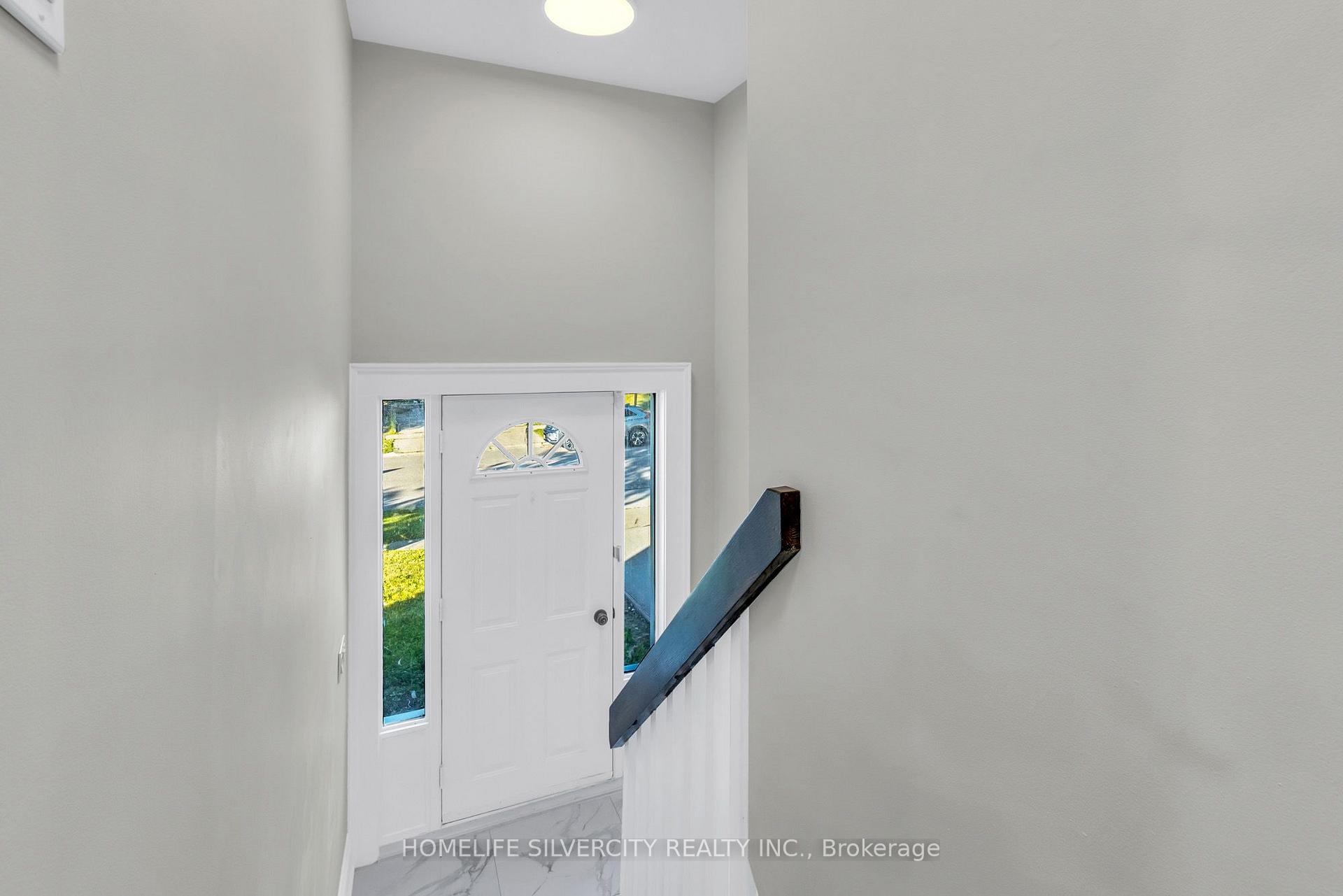 Photo 3 of 33 Sweetbriar Drive, Kitchener, Forest Hill — HOMEH