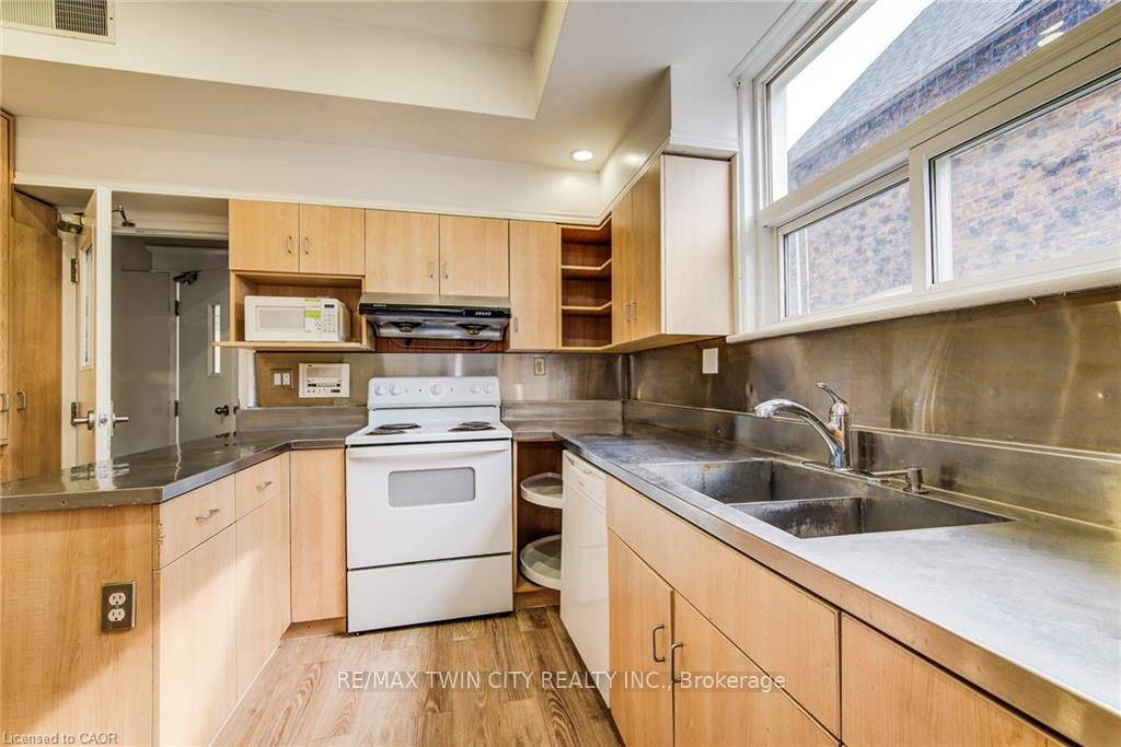 Photo 10 of 19 Schneider Avenue, Kitchener — HOMEH