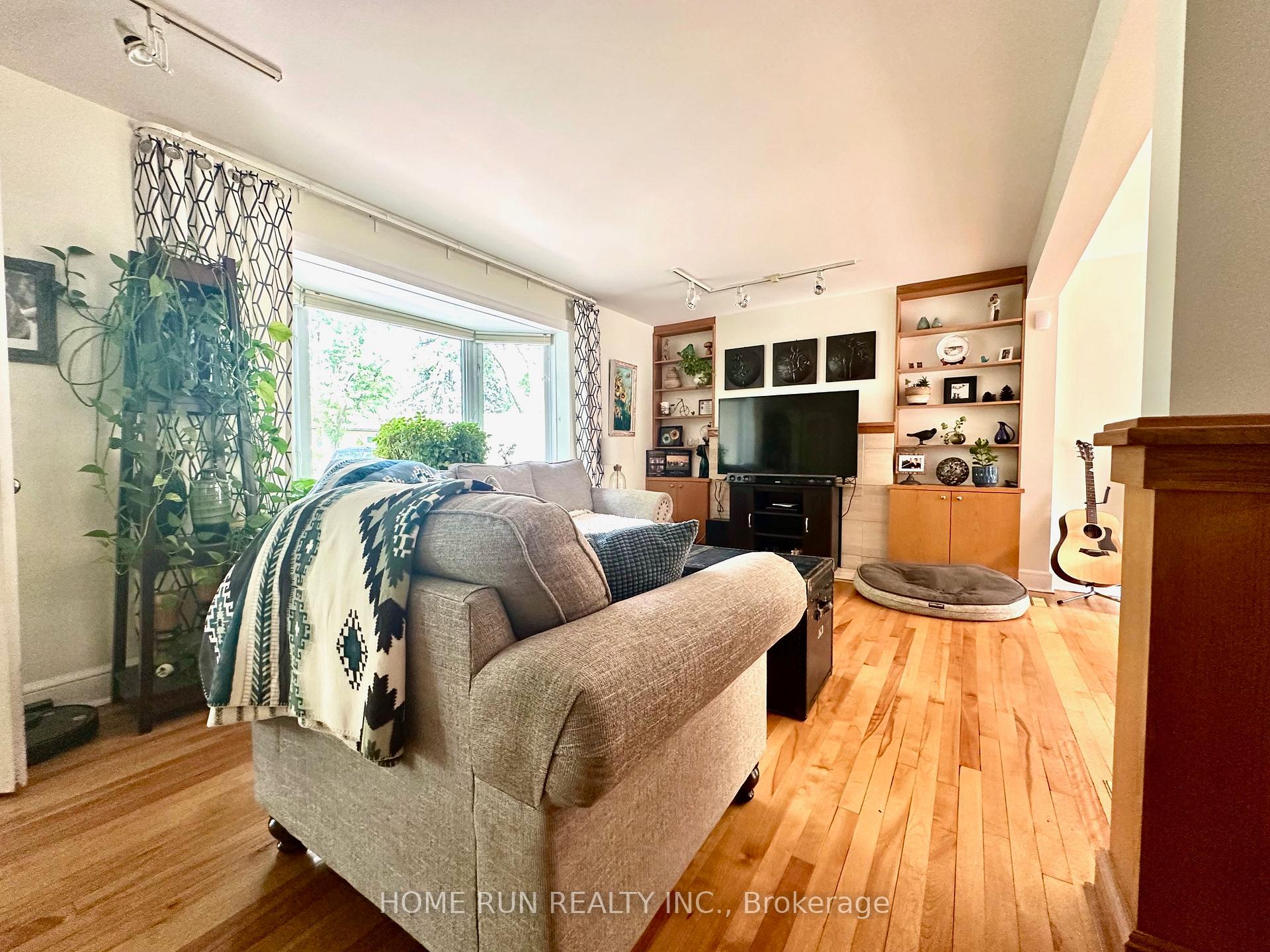 Photo 3 of 881 Killeen Avenue, Ottawa, McKellar Heights/Glabar Park — HOMEH