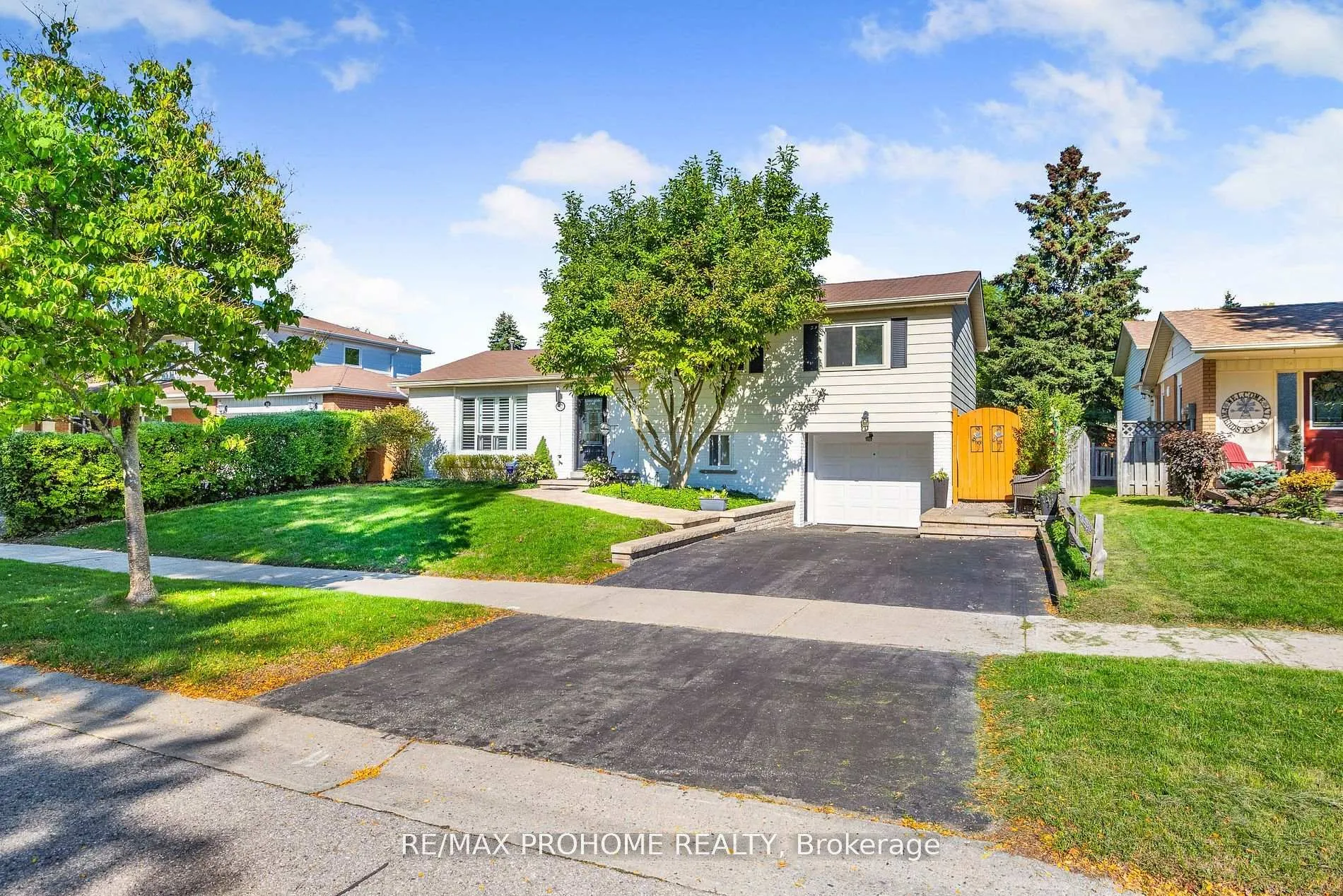Photo 3 of 32 Sir Bedevere Place, Markham, Markham Village — HOMEH