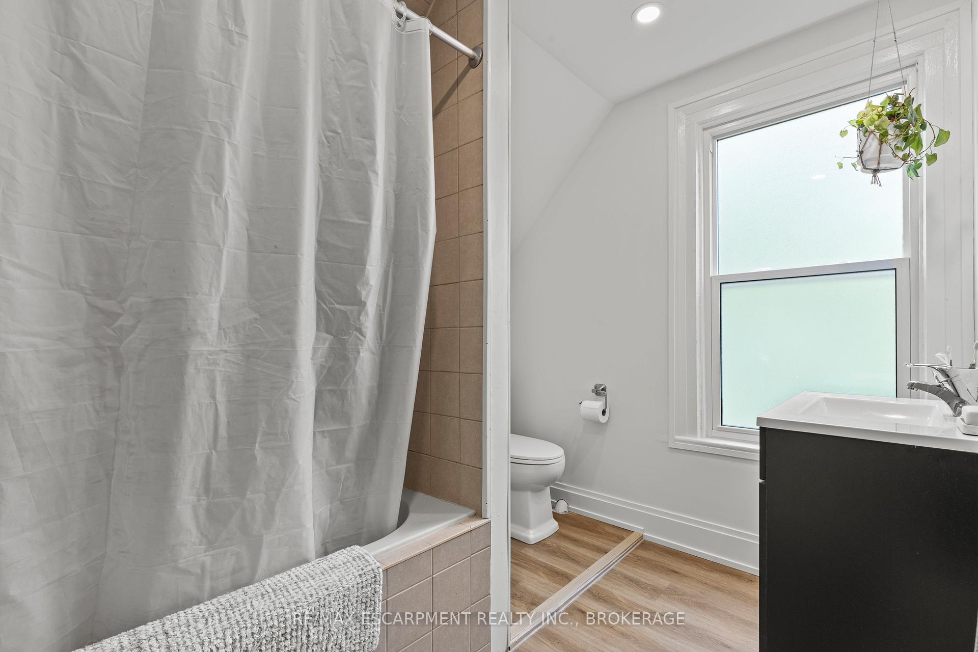 Photo 36 of 4250 William Street, Lincoln, Beamsville — HOMEH