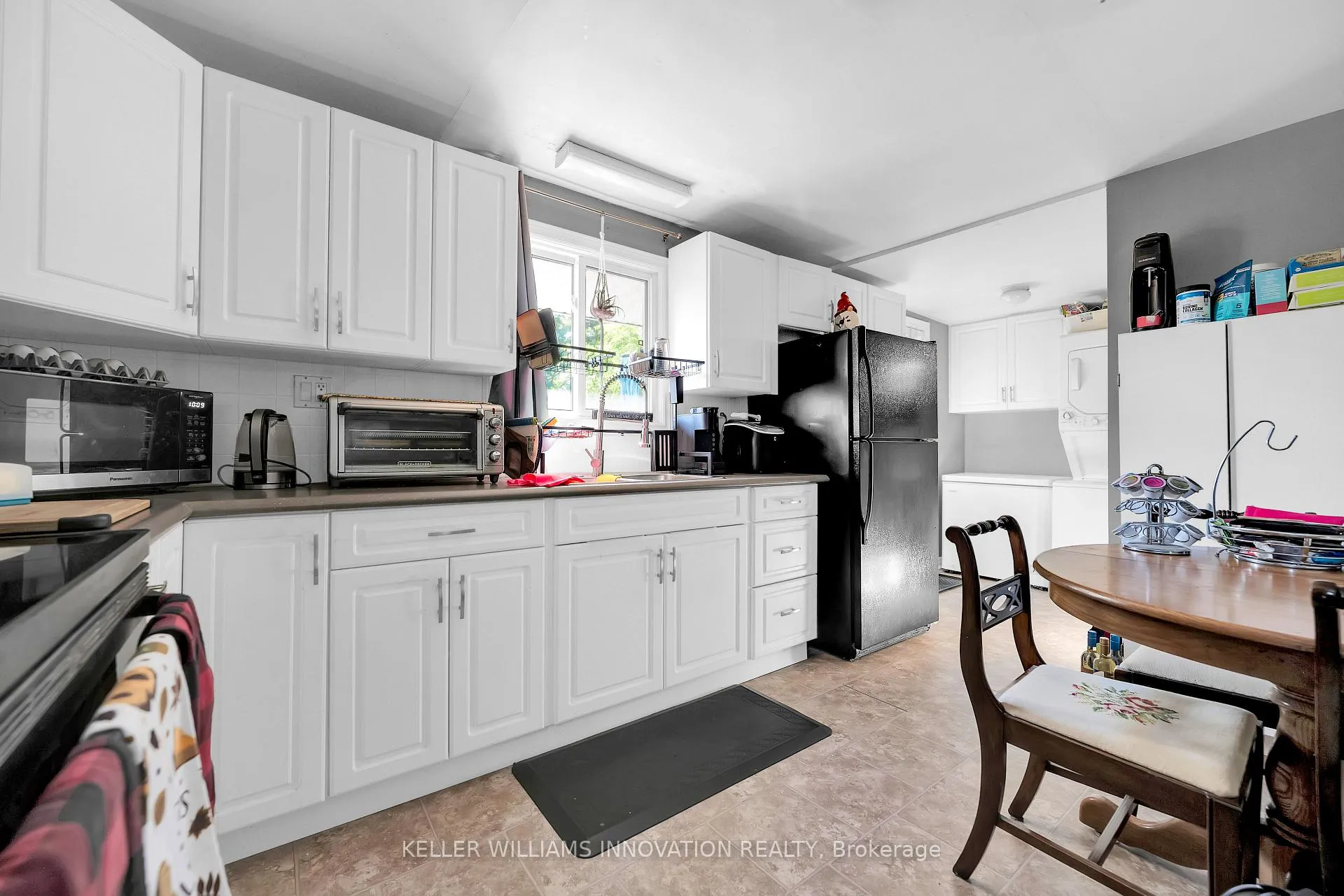 Photo 3 of 4249 Academy Street, Lincoln, Beamsville — HOMEH