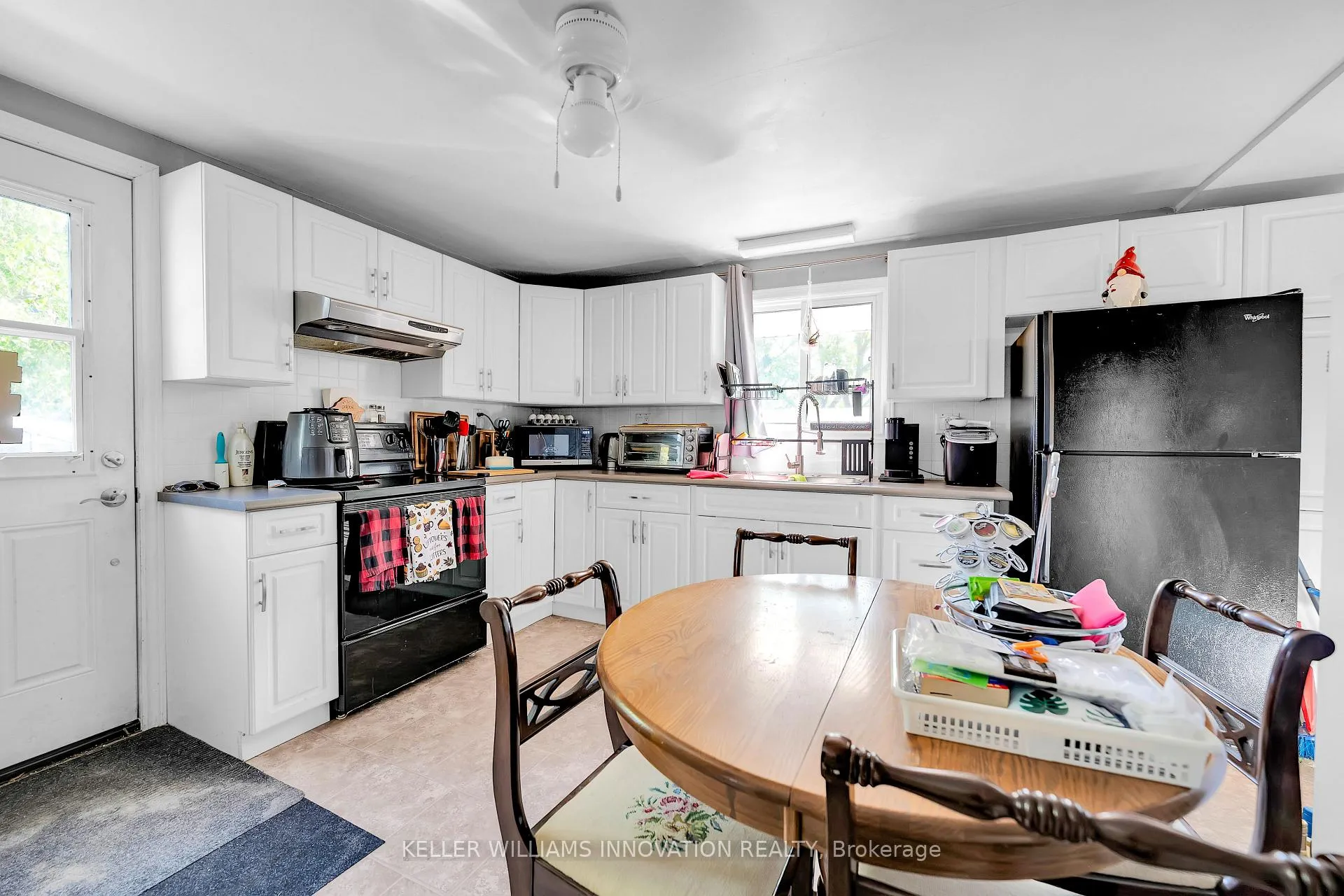 Photo 4 of 4249 Academy Street, Lincoln, Beamsville — HOMEH