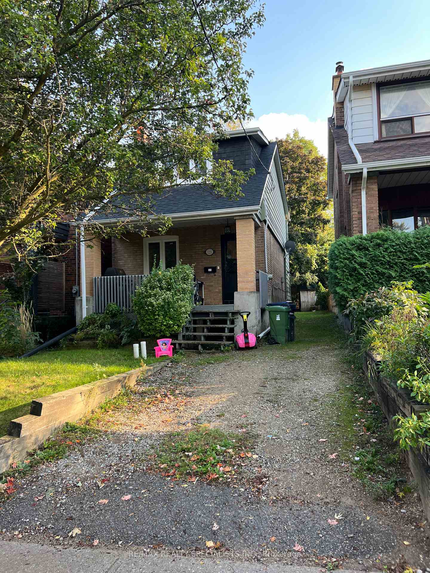 Front of 121 Maplewood Avenue