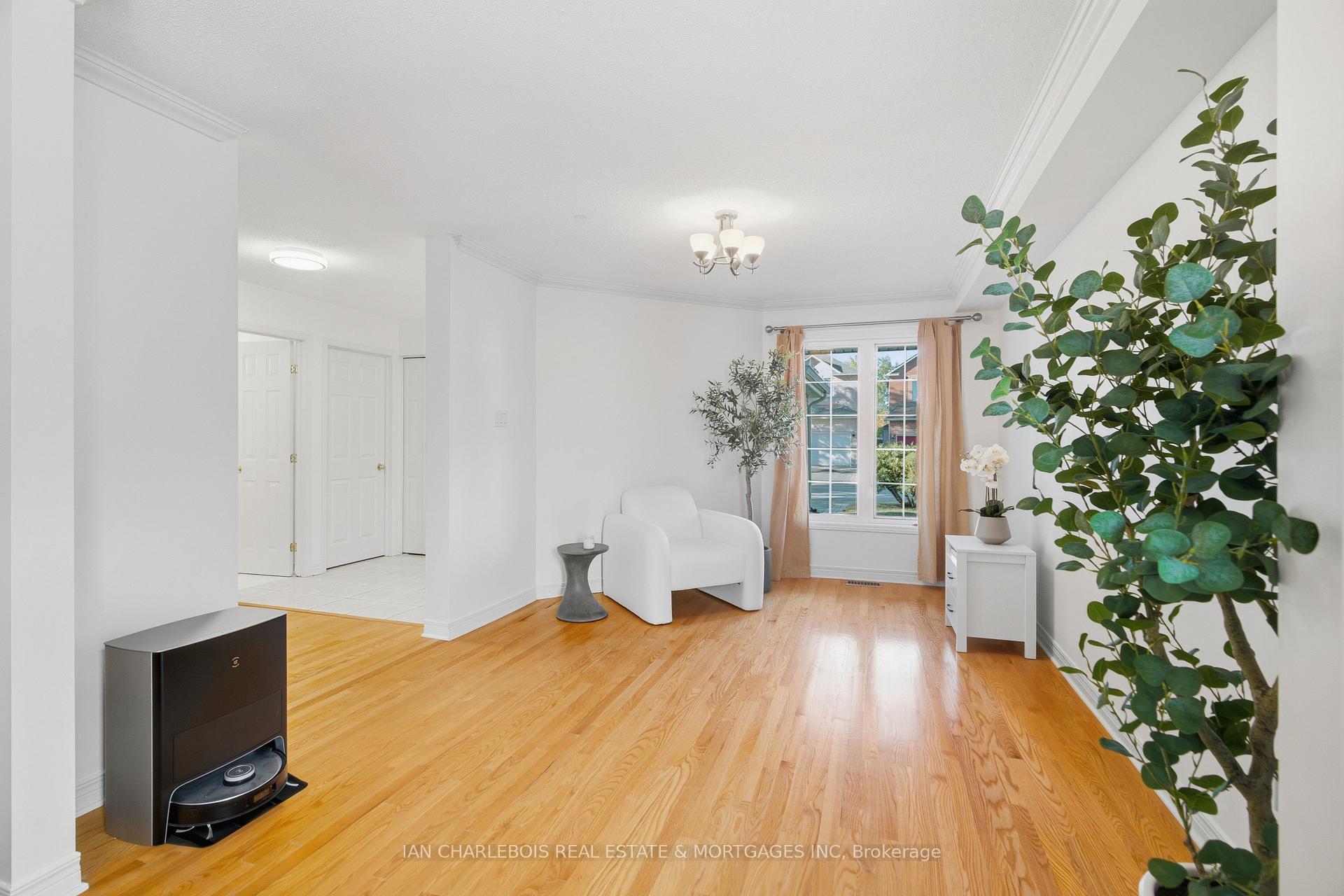 Photo 5 of 42 Bellingham Place, Ottawa, Hunt Club Park/Greenboro — HOMEH