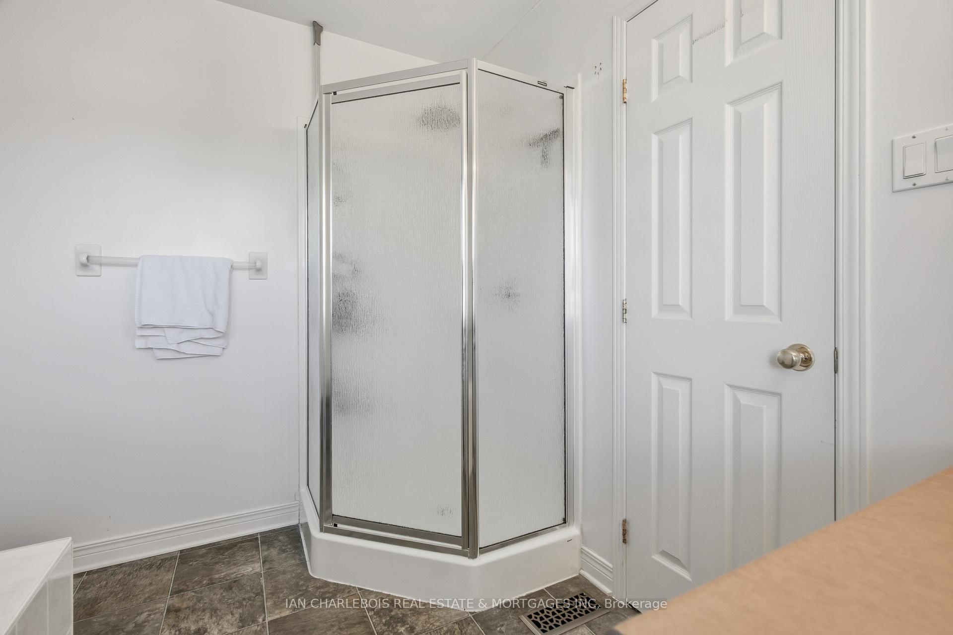 Photo 22 of 42 Bellingham Place, Ottawa, Hunt Club Park/Greenboro — HOMEH