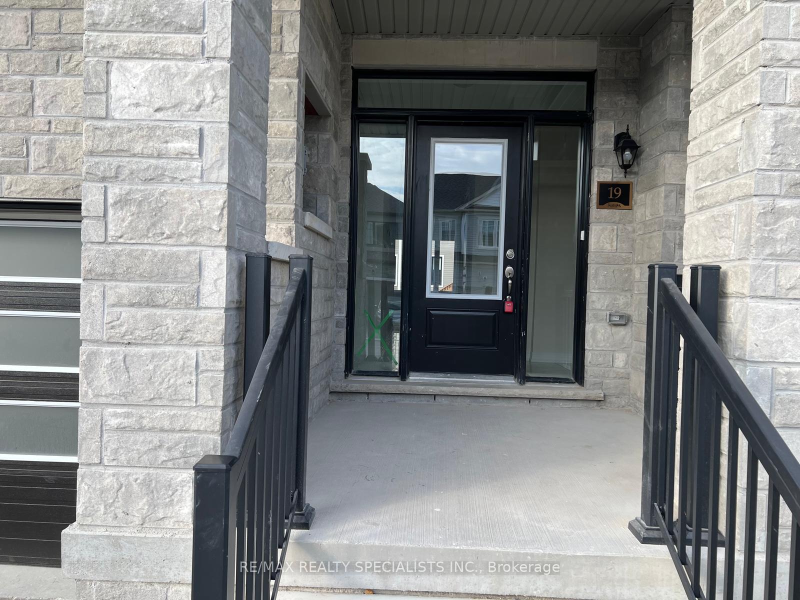 Photo 3 of 19 Tamworth Terrace, Barrie, Innis-Shore — HOMEH