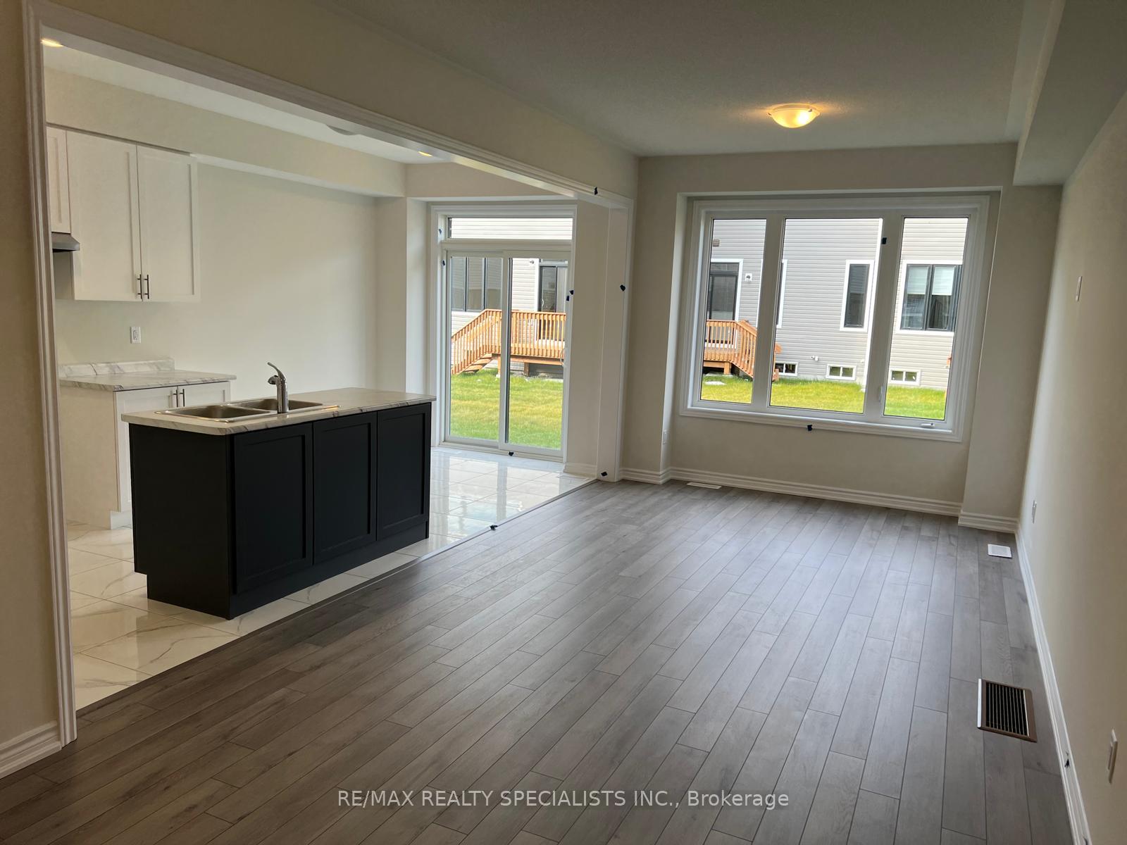 Photo 4 of 19 Tamworth Terrace, Barrie, Innis-Shore — HOMEH