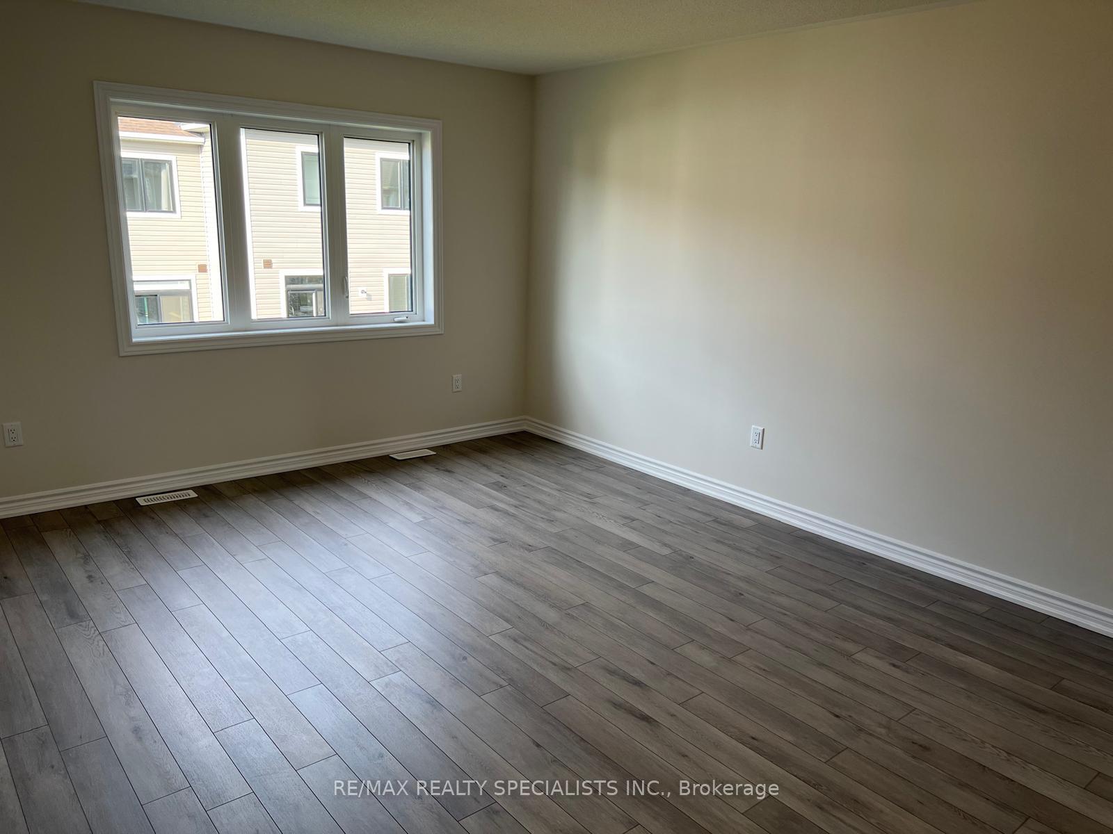 Photo 15 of 19 Tamworth Terrace, Barrie, Innis-Shore — HOMEH