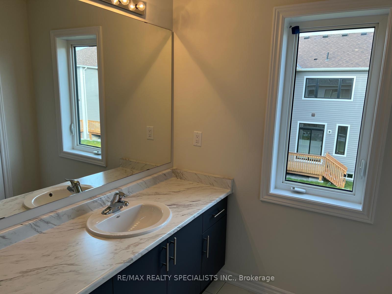 Photo 9 of 19 Tamworth Terrace, Barrie, Innis-Shore — HOMEH