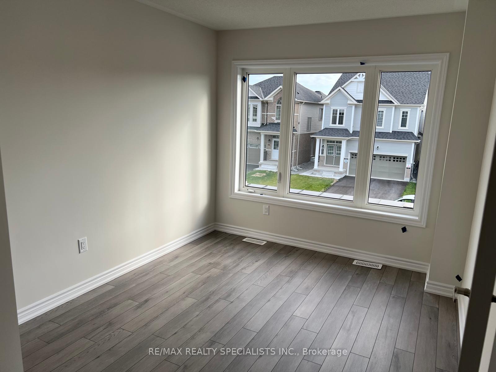 Photo 11 of 19 Tamworth Terrace, Barrie, Innis-Shore — HOMEH