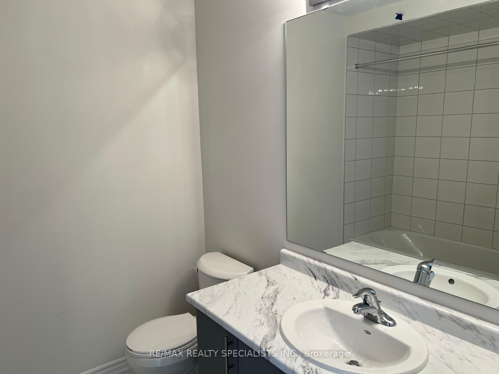 Photo 12 of 19 Tamworth Terrace, Barrie, Innis-Shore — HOMEH