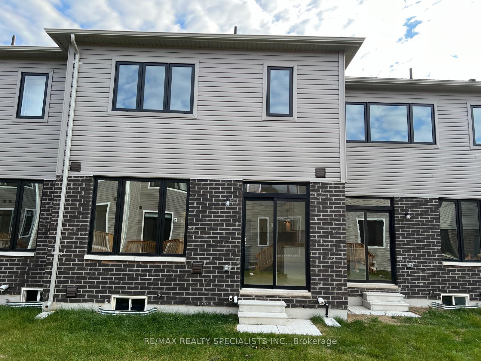 Photo 13 of 19 Tamworth Terrace, Barrie, Innis-Shore — HOMEH