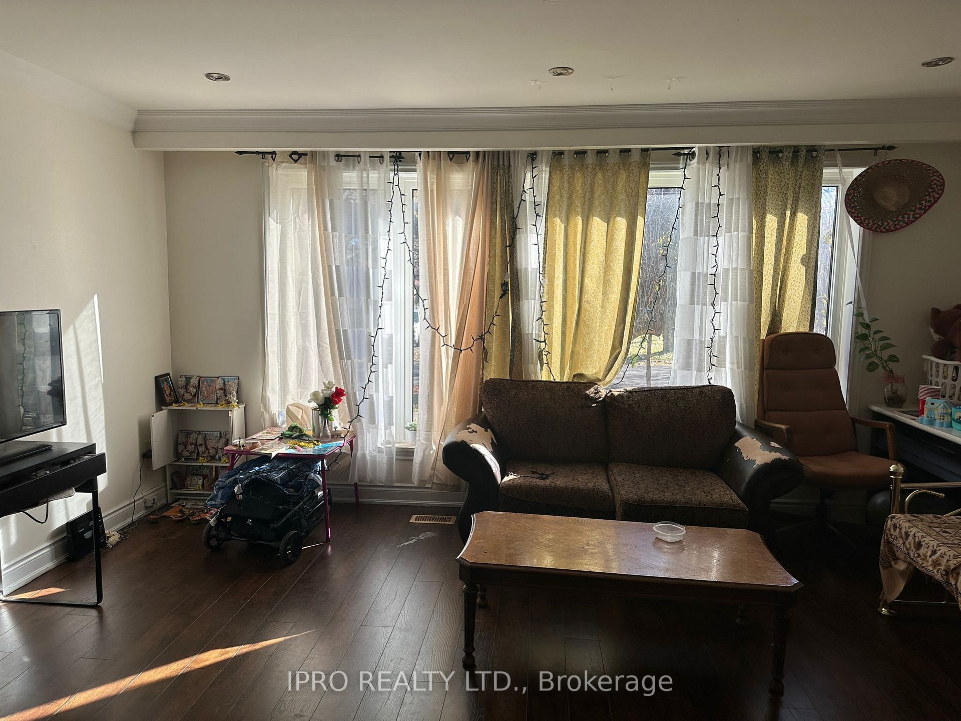Photo 10 of 34 Burgby Avenue, Brampton, Northwood Park — HOMEH