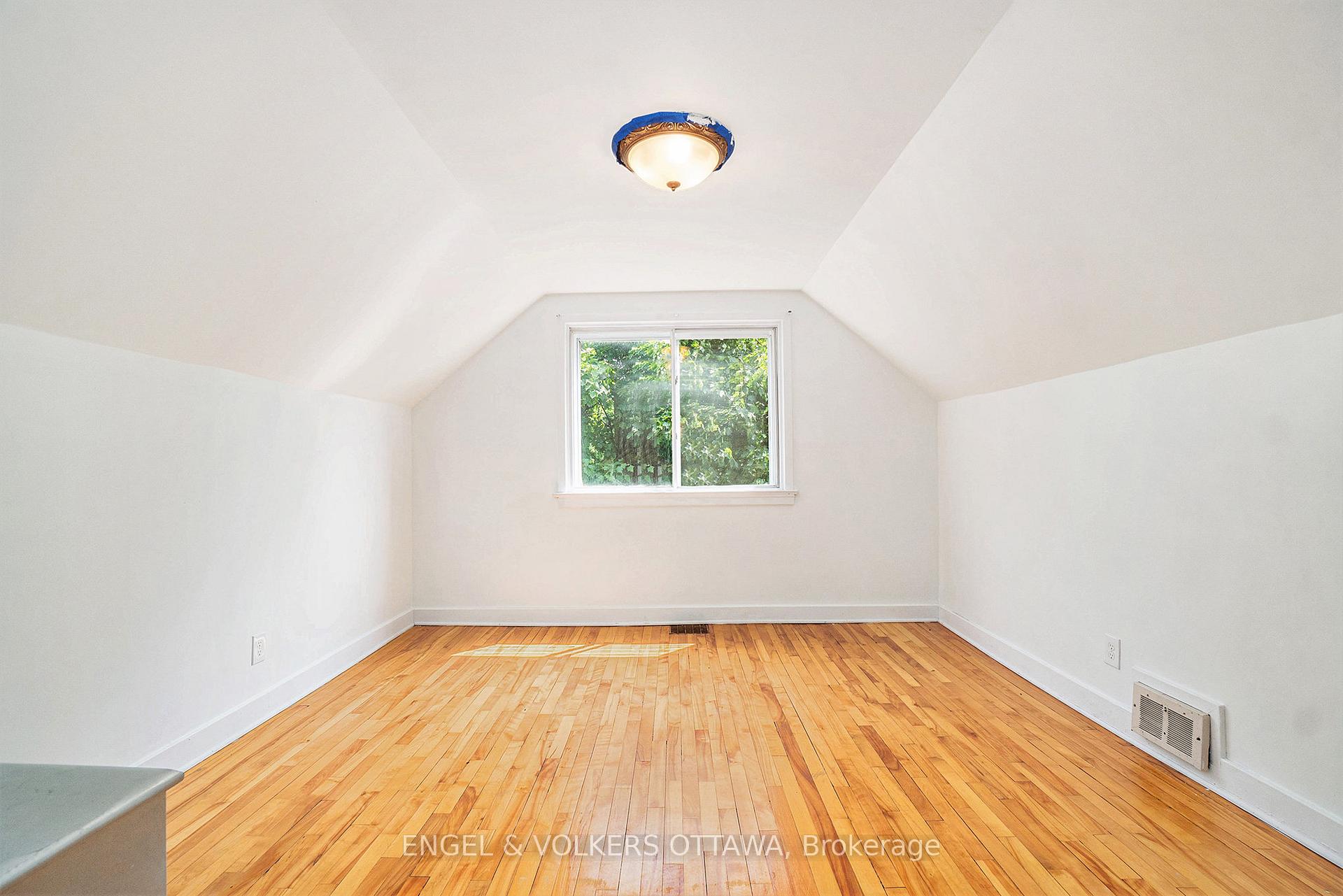 Photo 10 of 1687 Grasmere Crescent, Ottawa, Ridgemont — HOMEH