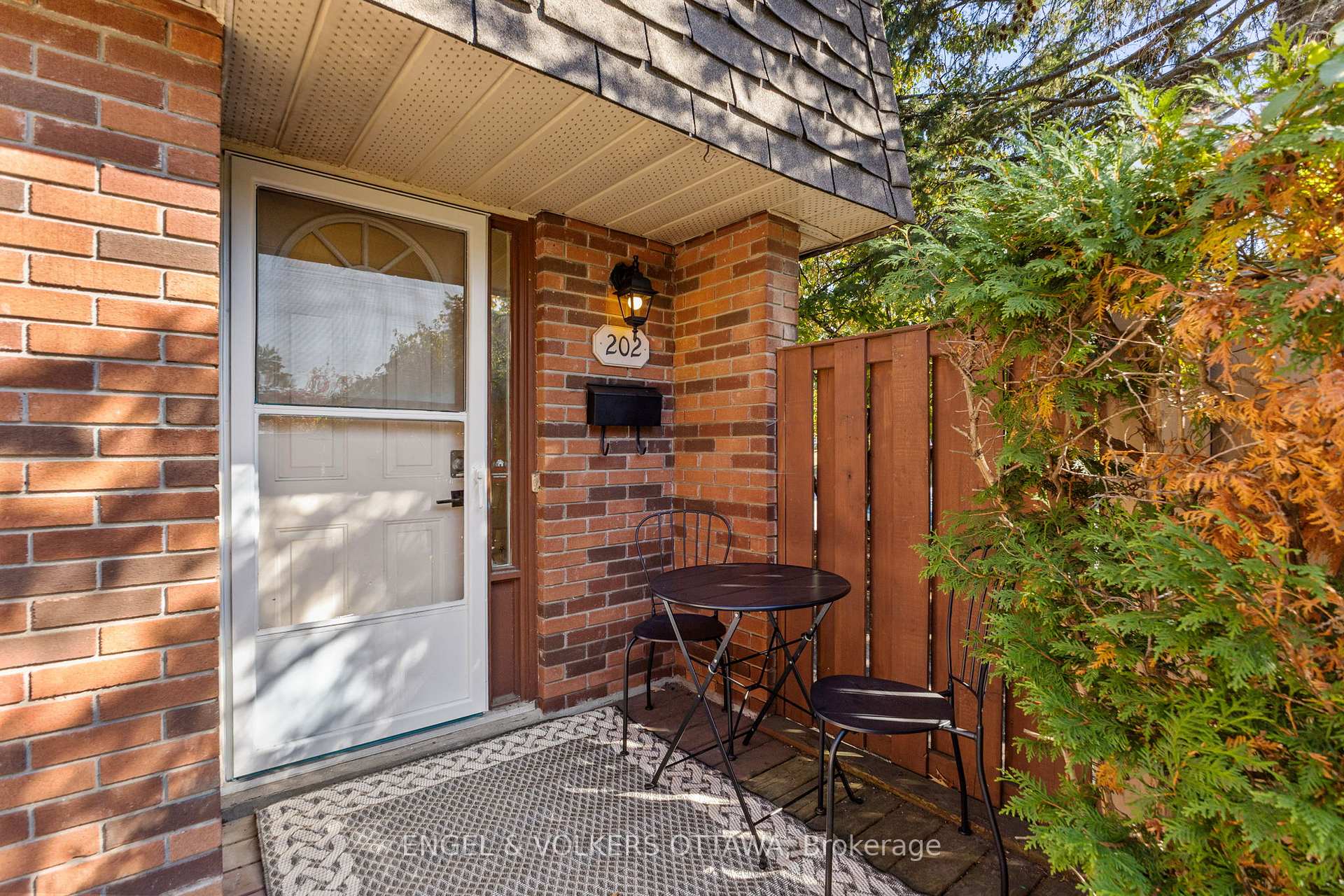 Photo 2 of 202 Royalton Private, Ottawa, Hunt Club Woods — HOMEH